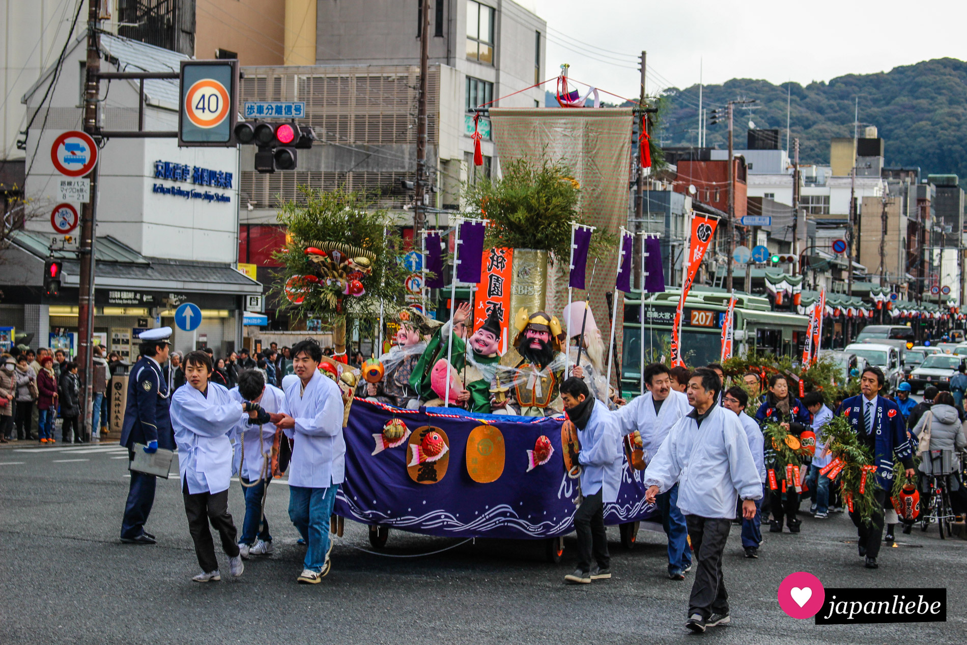 Beim „Tōka Ebisu“-Fest in Kyōto ziehen die sieben Glücksgötter in ihrem Schiff „takarabune“ durch die Straßen.