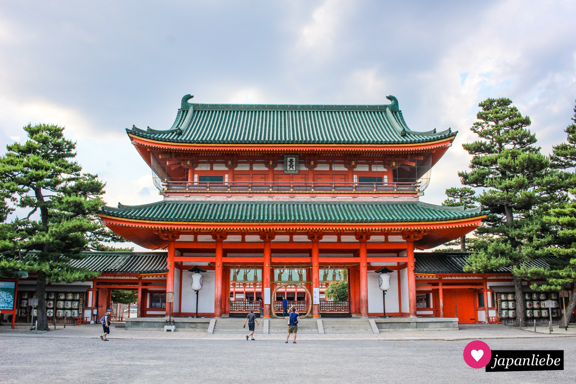 Der Nachbau des Otemon-Tor des Kaiserpalasts ist heute das Eingangstor des Heian-Schreins.
