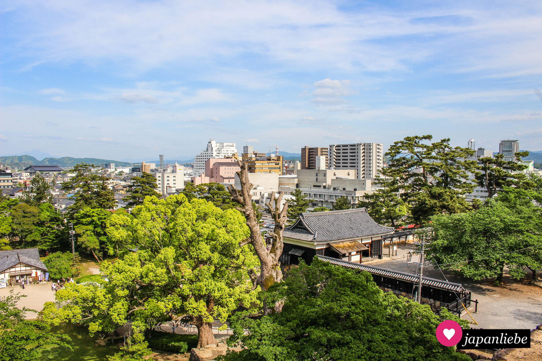 Blick von der Burg über die Stadt Matsue.