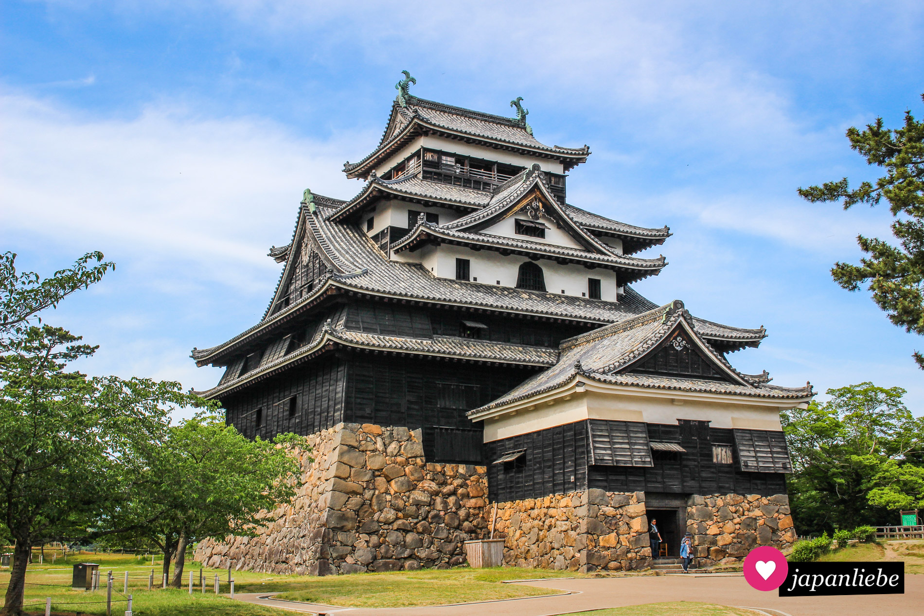 Der Burgfried der Burg Matsue ist im original aus dem 17. Jahrhundert erhalten. Durch die schwarze Verkleidung sprechen die Japaner manchmal nur von der „schwarzen Burg“.