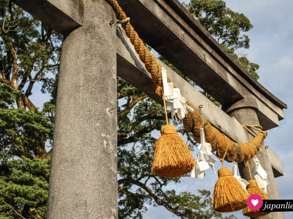 Das „torii“-Schreintor am Fuba Hachiman-gū besteht aus Stein.