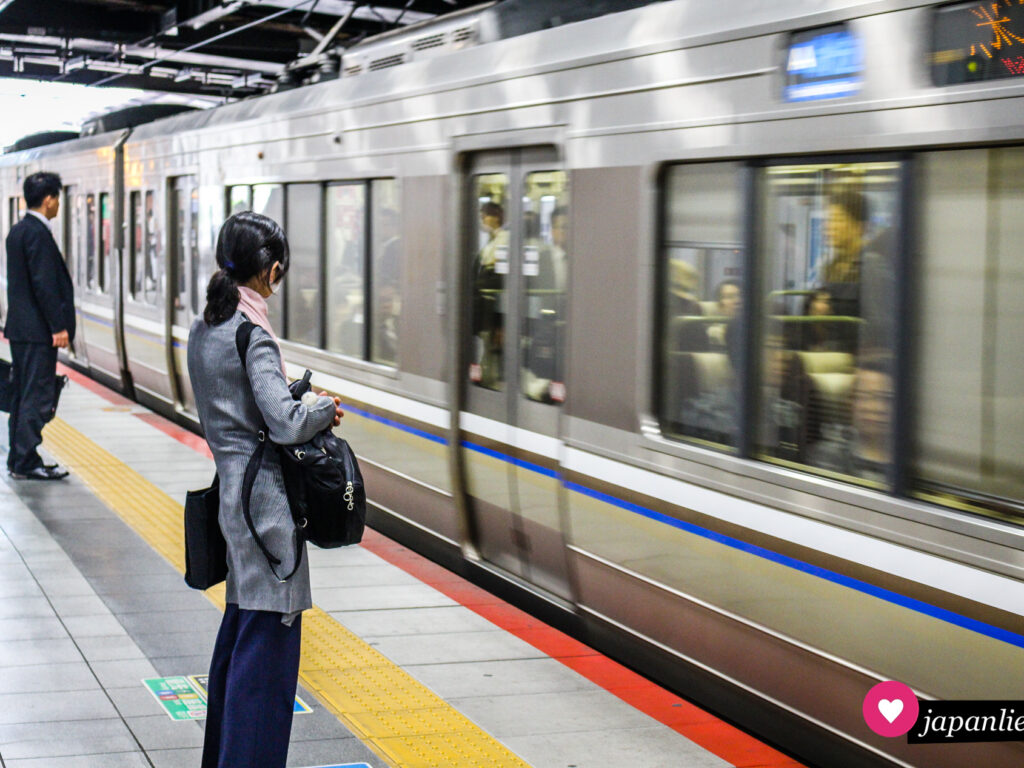 Fahrgäste warten auf den Zug in Tōkyō.