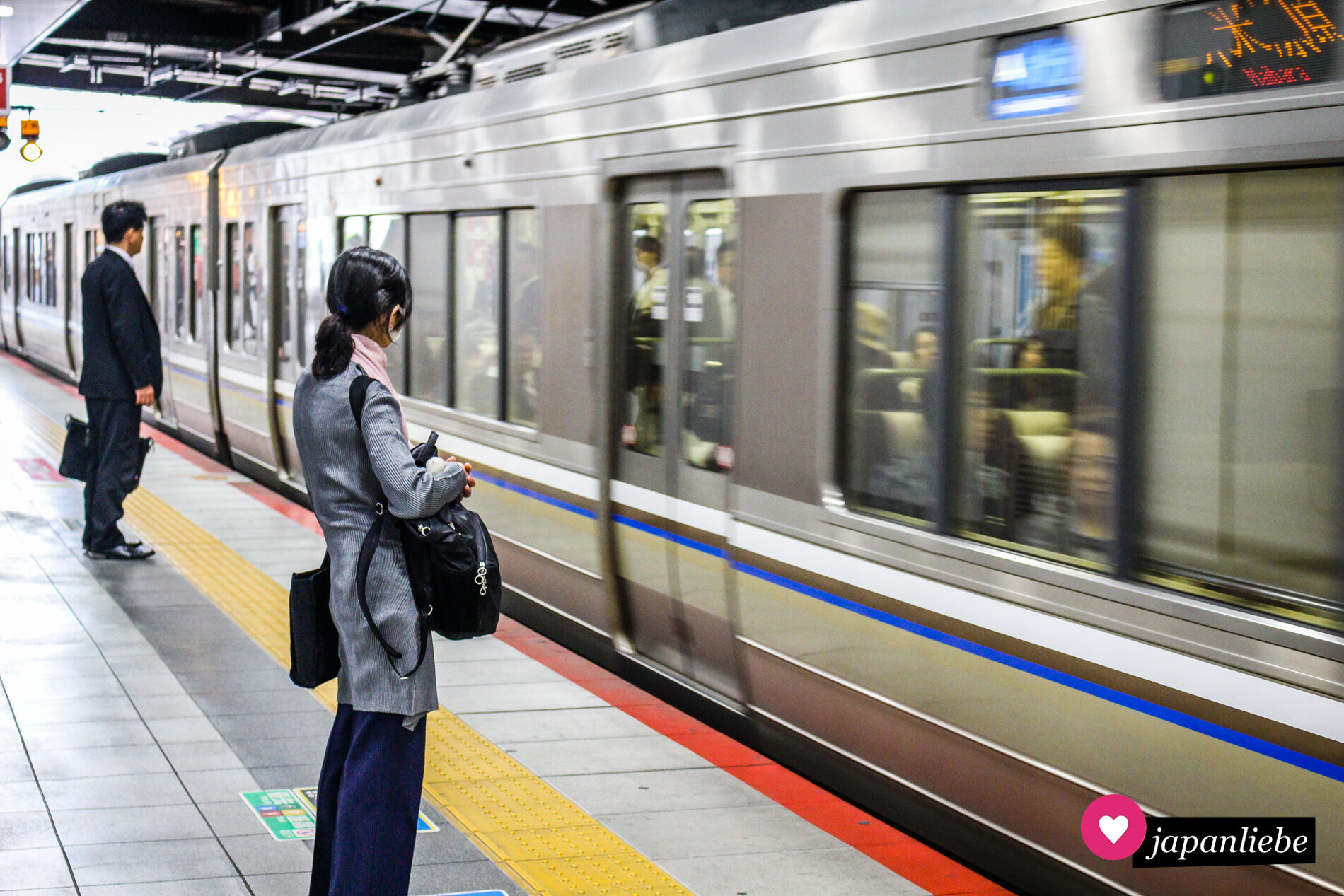 Fahrgäste warten auf den Zug in Tōkyō.