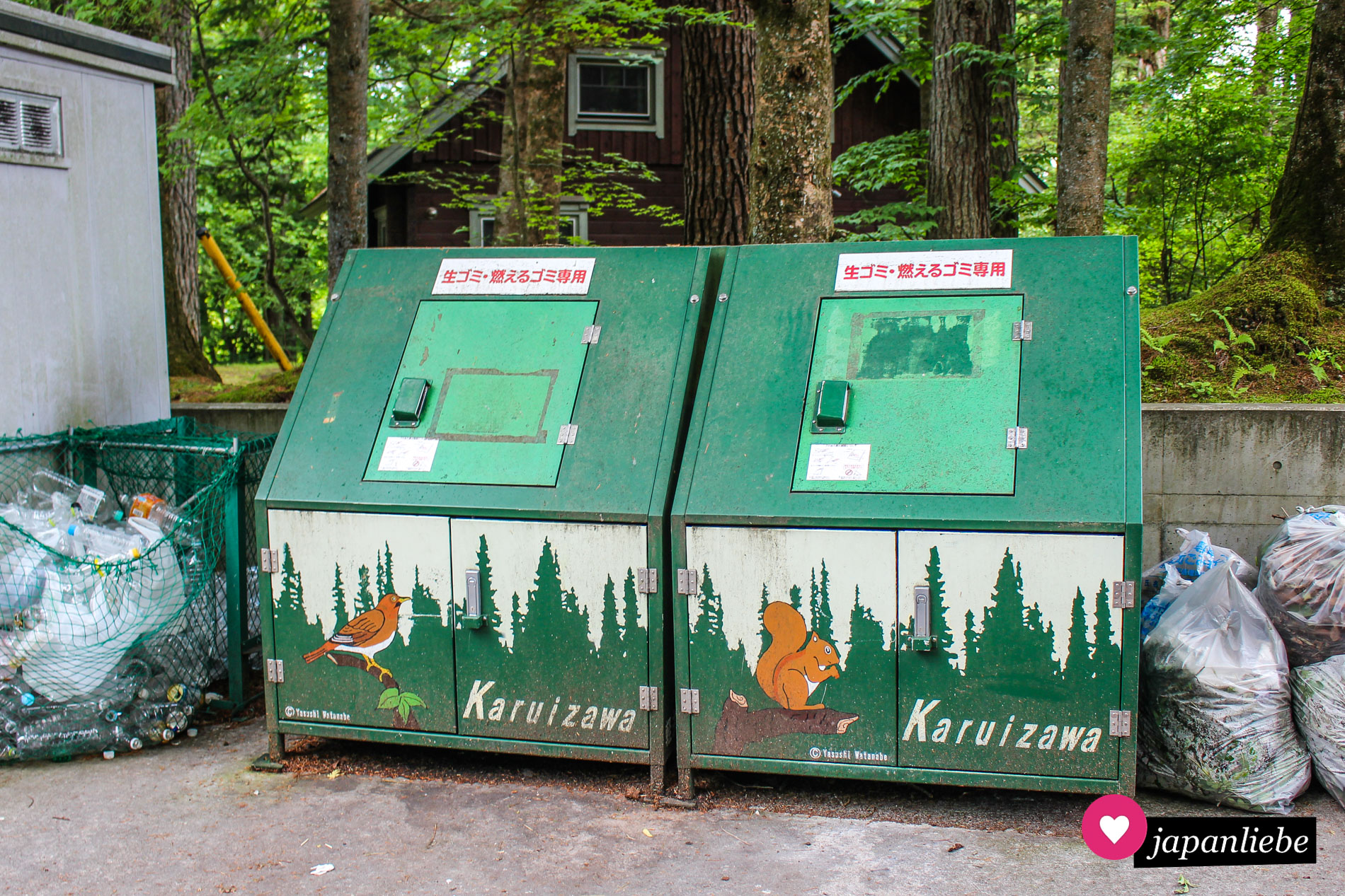 Während sonst die Müllsammelstellen in Japan oft nur betonierte Flächen mit Abdecknetzen sind, gibt es in Karuizawa bärensichere Container.