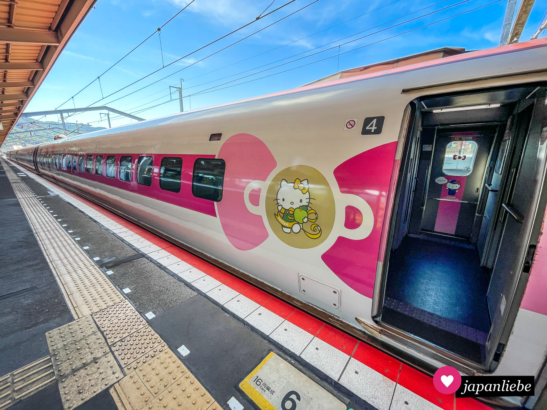 Der Zug ist auch von außen im Hello-Kitty-Design.