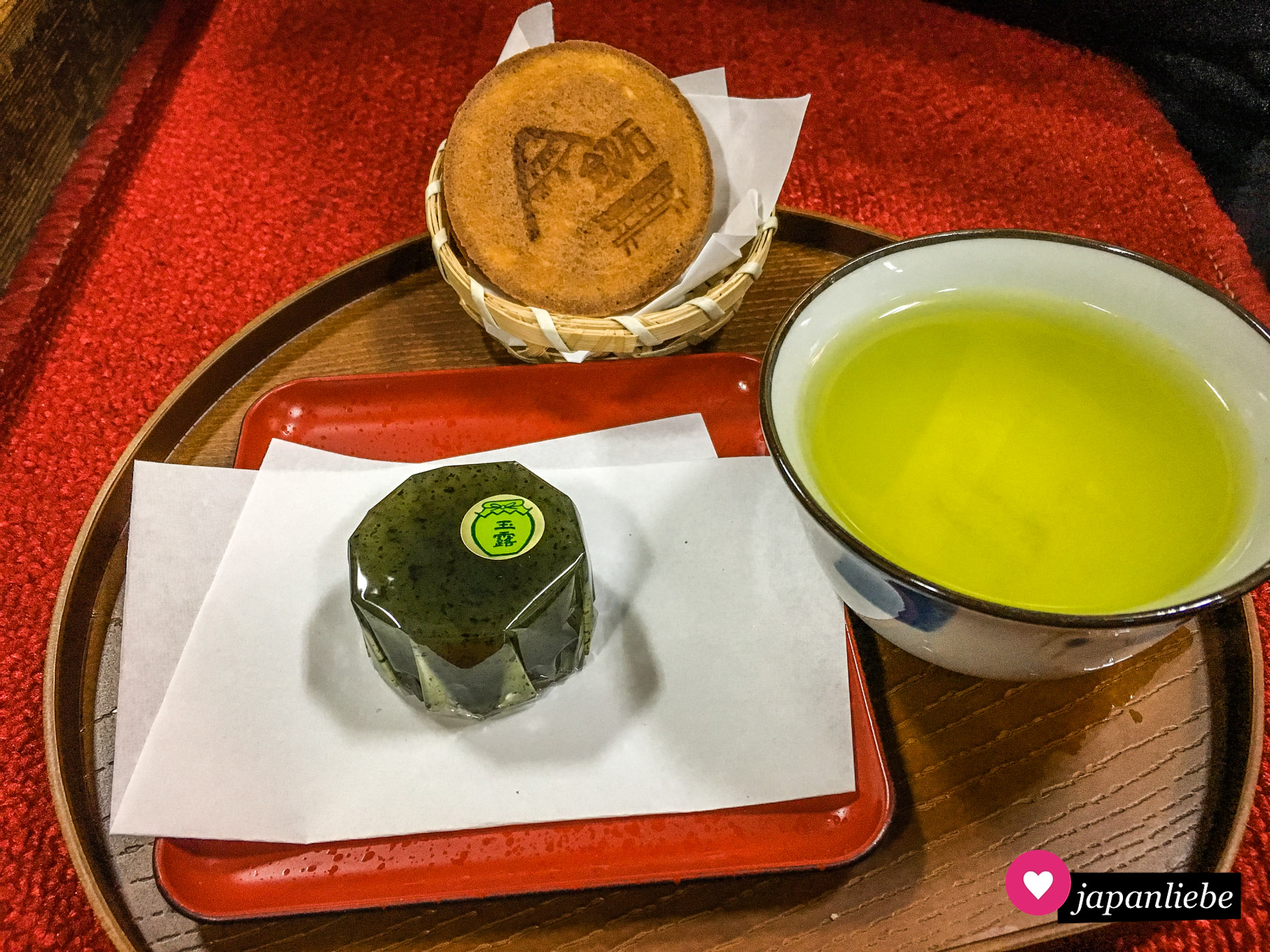 Selbst beim Aufstieg zum völlig überfüllten Fushimi Inari-taisha-Schreinkann man sich bei einer Tasse Tee und etwas Süßem kurz von den Menschenmassen erholen.