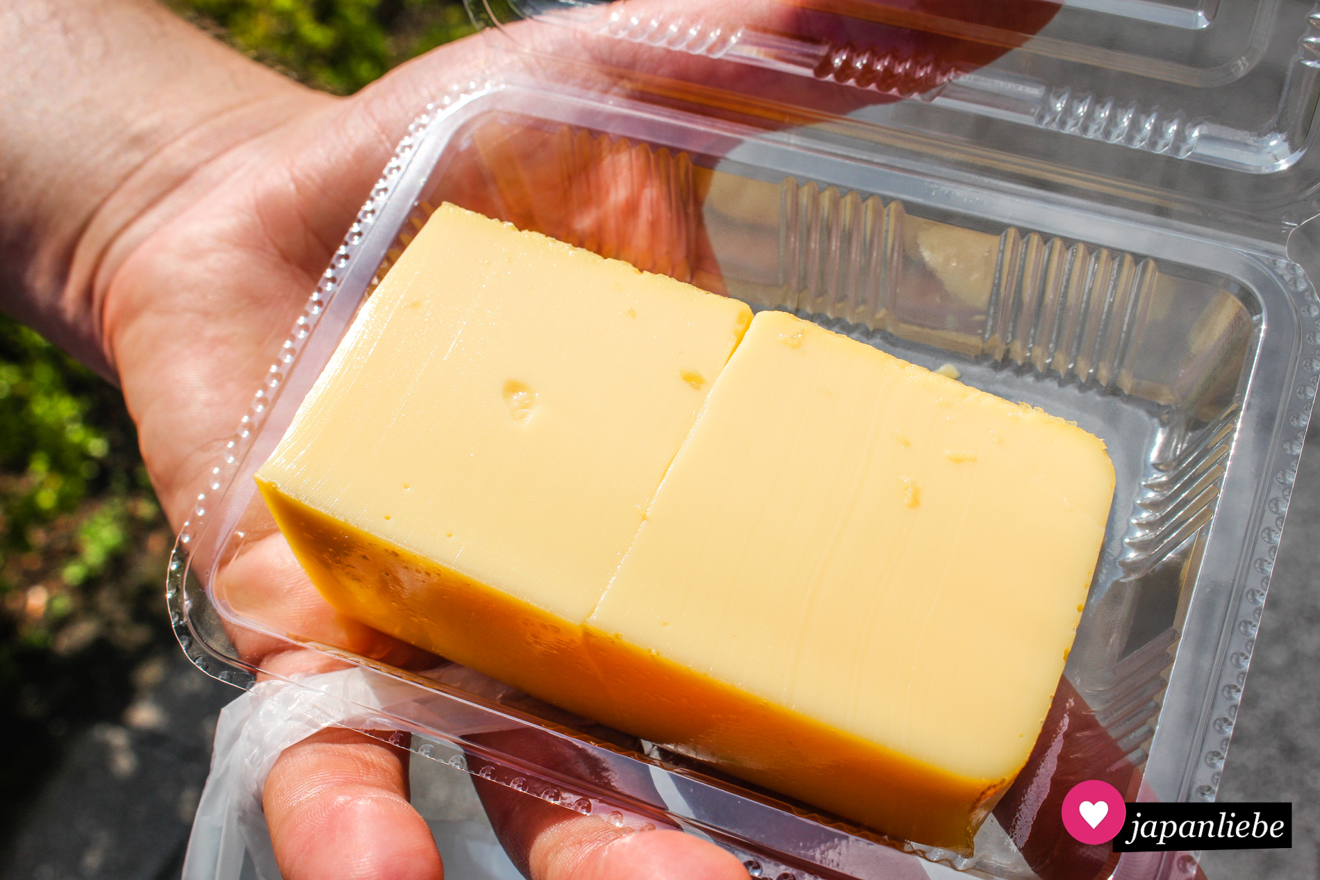 Sieht auf den ersten Blick aus wie ein Stück Käse, besteht aber größtenteils aus Ei und Zucker: „atsuyaki tamago“.