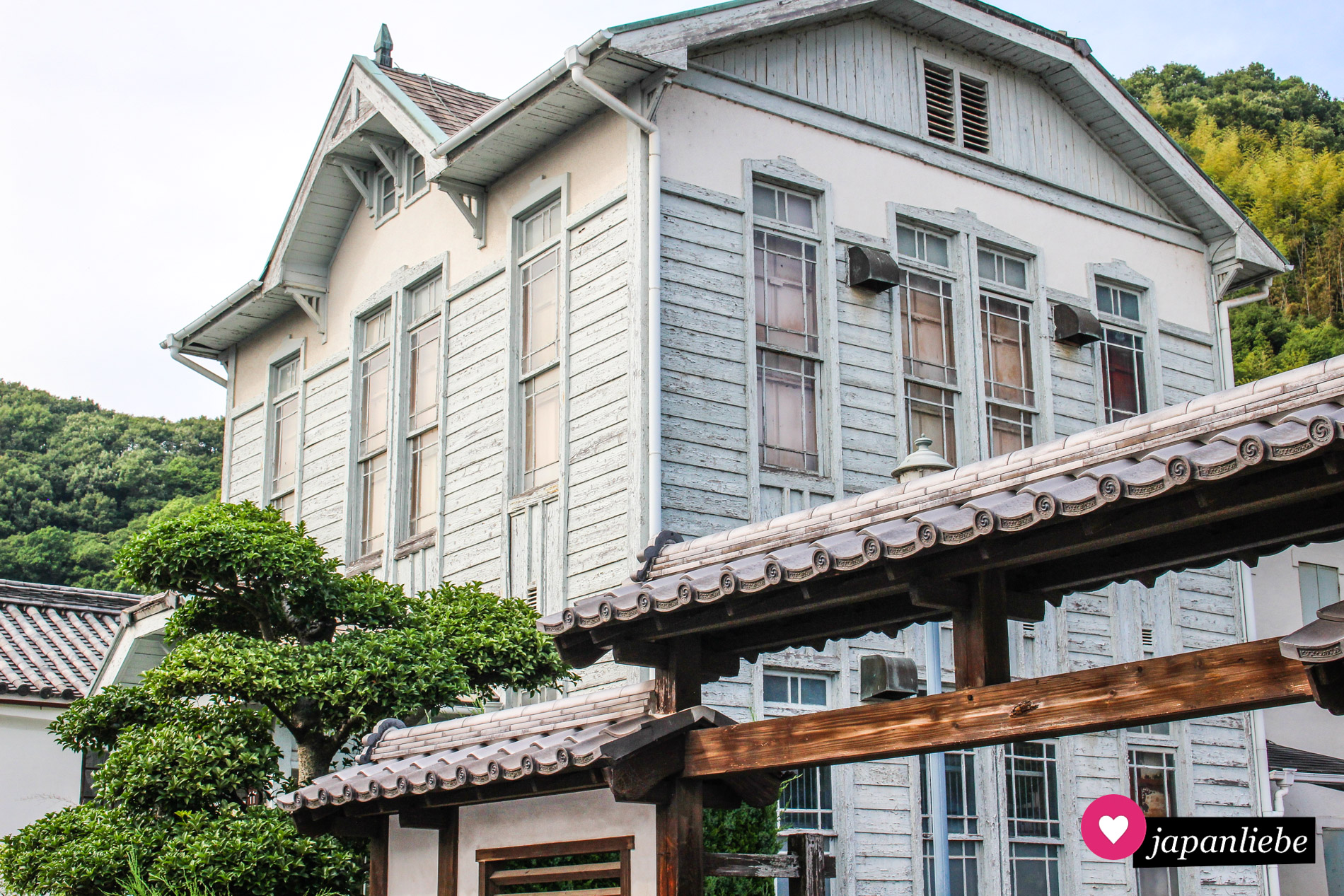 Das Museum für Lokalgeschichte sticht durch seine westliche Architektur inmitten der traditionell japanischen Häuser sofort ins Auge.