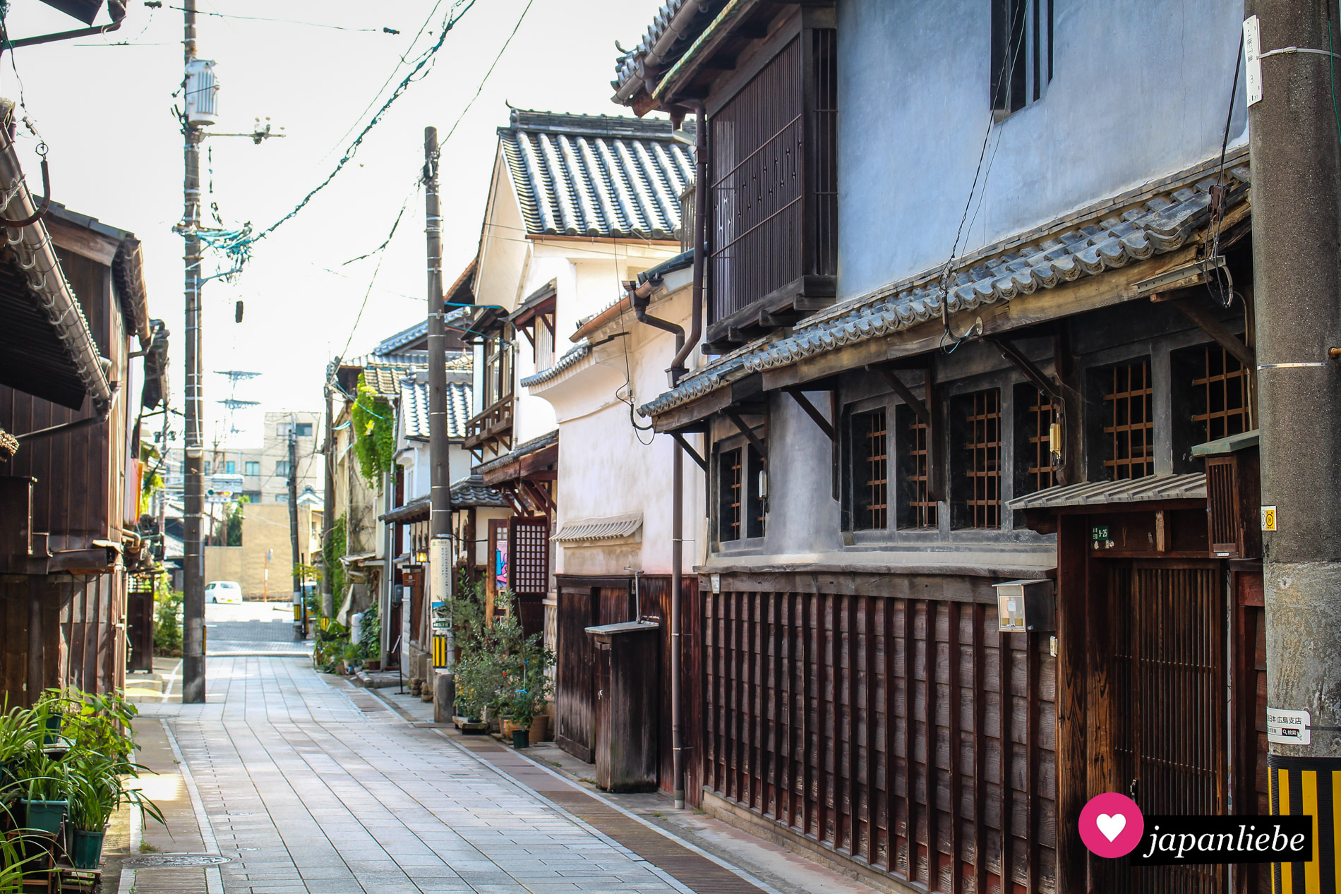 In Takehara trifft alt auf neu: die Häuser sind alt, aber im Strom versorgt.