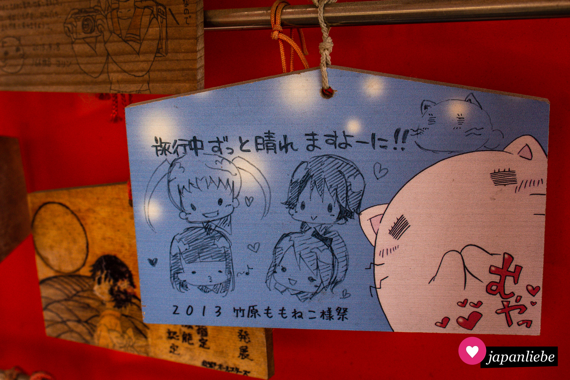 Am Momoneko-Schrein verewigen sich Fans mit Zeichnungen auf „ema“-Wunschtafeln.