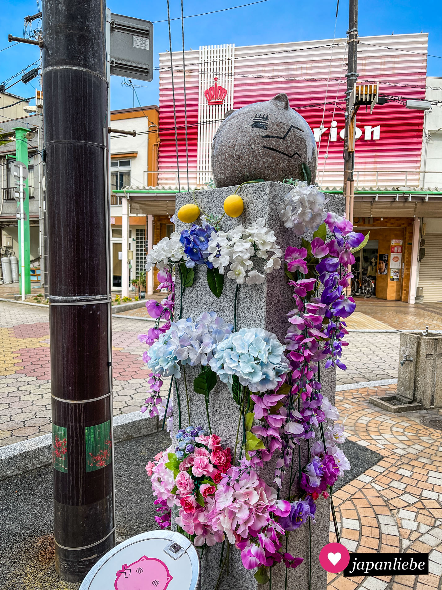 Momoneko, das Maskottchen der Serie "Tamayura“, wird in Takehara bis heute von Fans verehrt.
