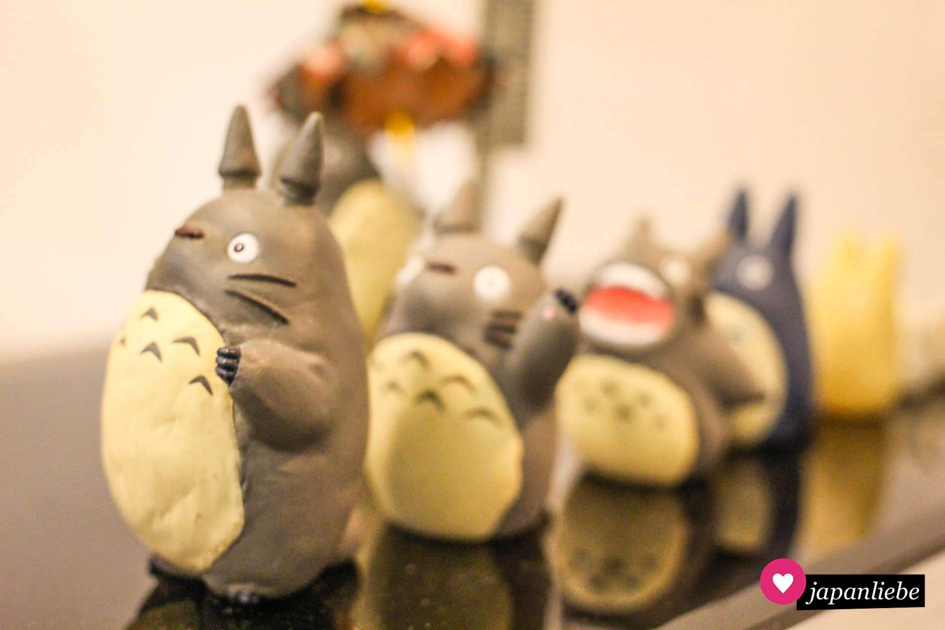 An jeder Ecke sitzen Totoro-Figuren.