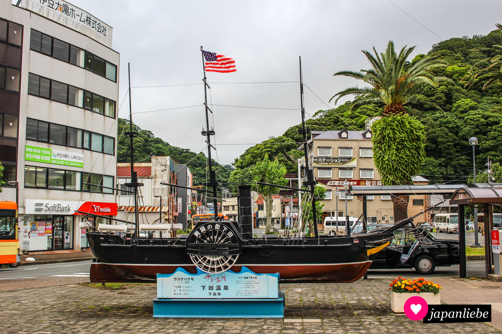Ein Modell von Commodore Perrys schwarzen Schiffen begrüßt Besucher der Stadt am Bahnhof.