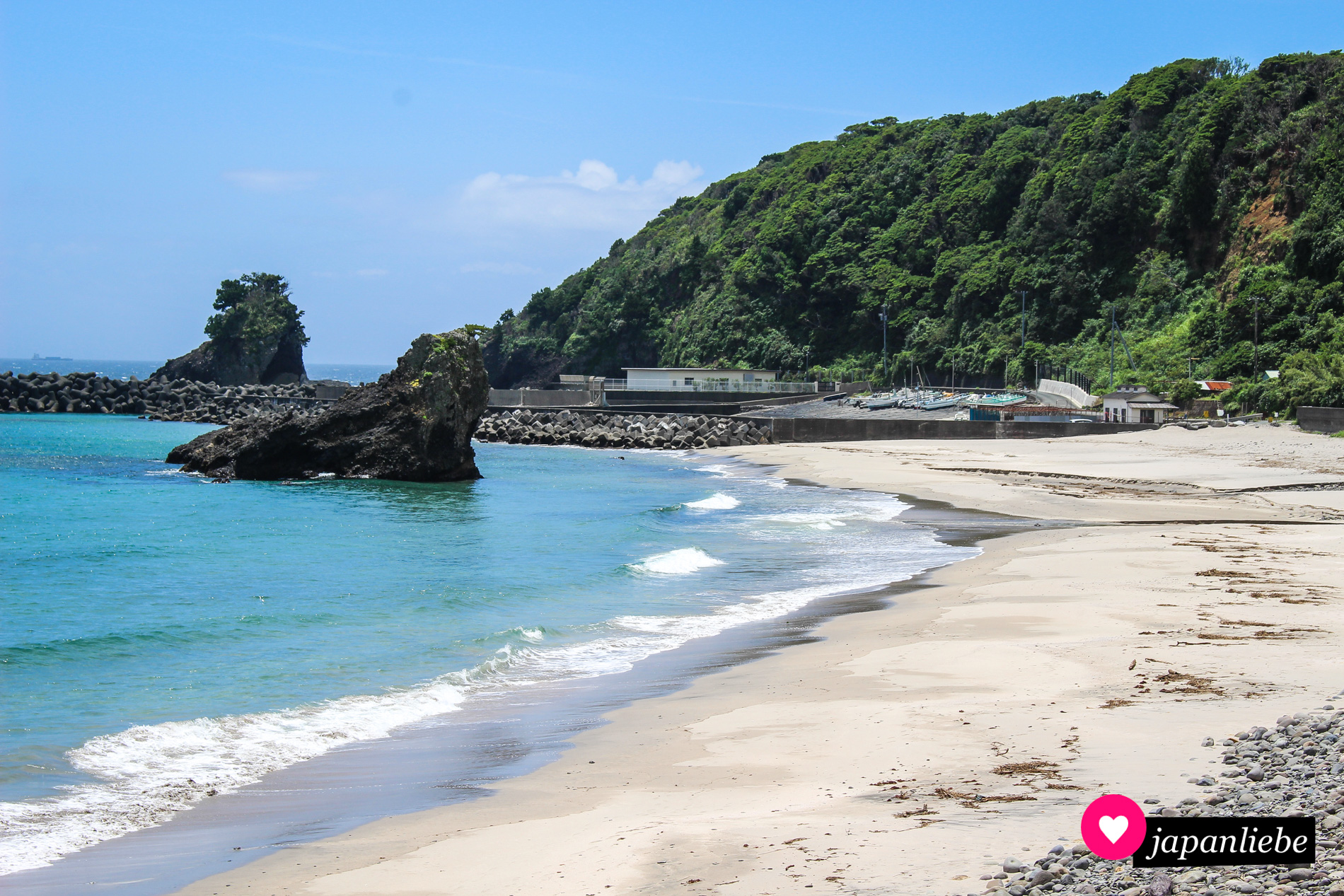 Weißer Sand trifft türkisblaues Meer. Dei Strände der Izu-Halbinsel, vor allem in der Nähe von Shimoda, sind beliebte Treffpunkte für Wassersportler.