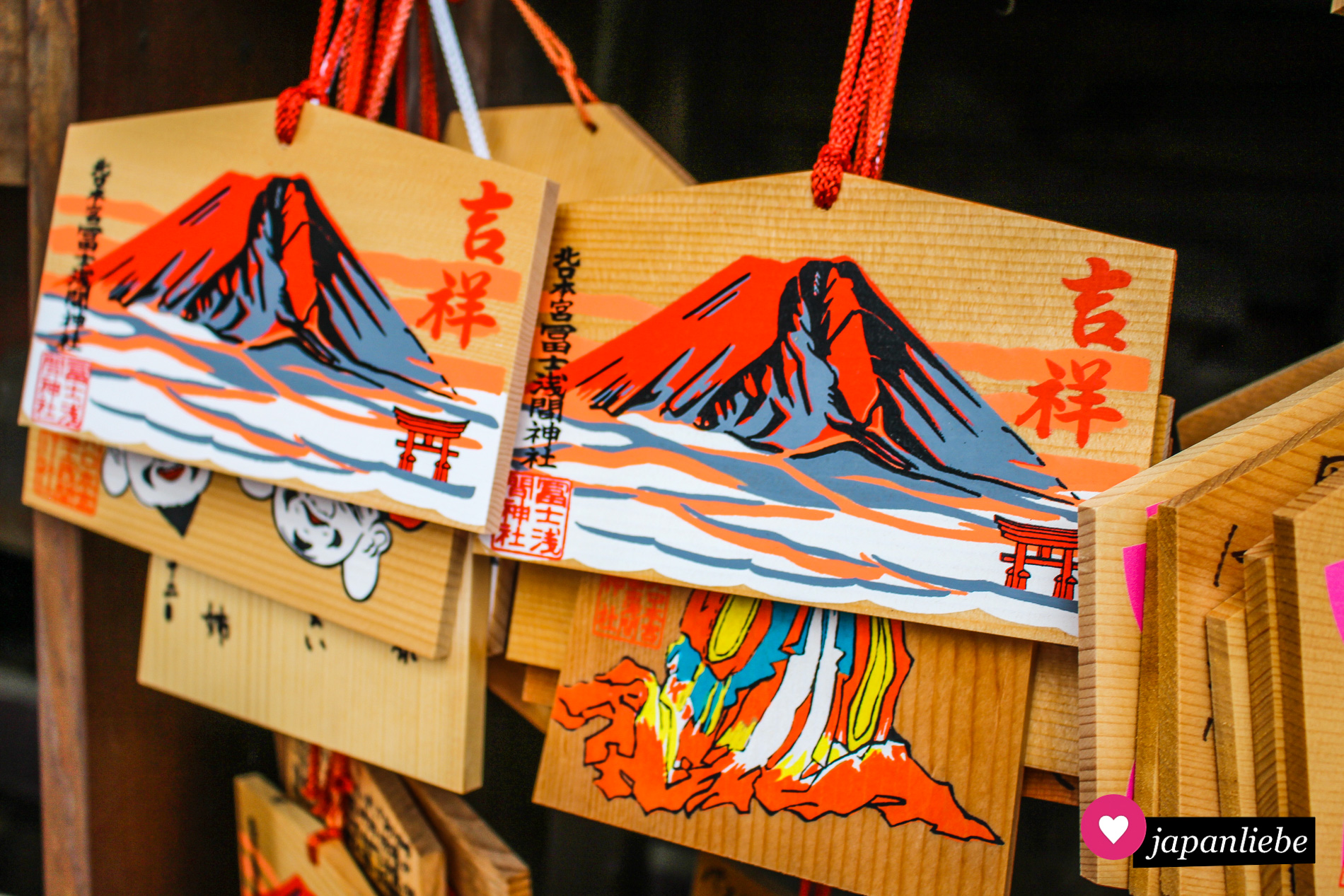 Manche „ema“-Votivtafeln am Kitaguchi Hongu Fuji Sengen-Schrein zeigen den Fuji in einem leuchtenden Rot.