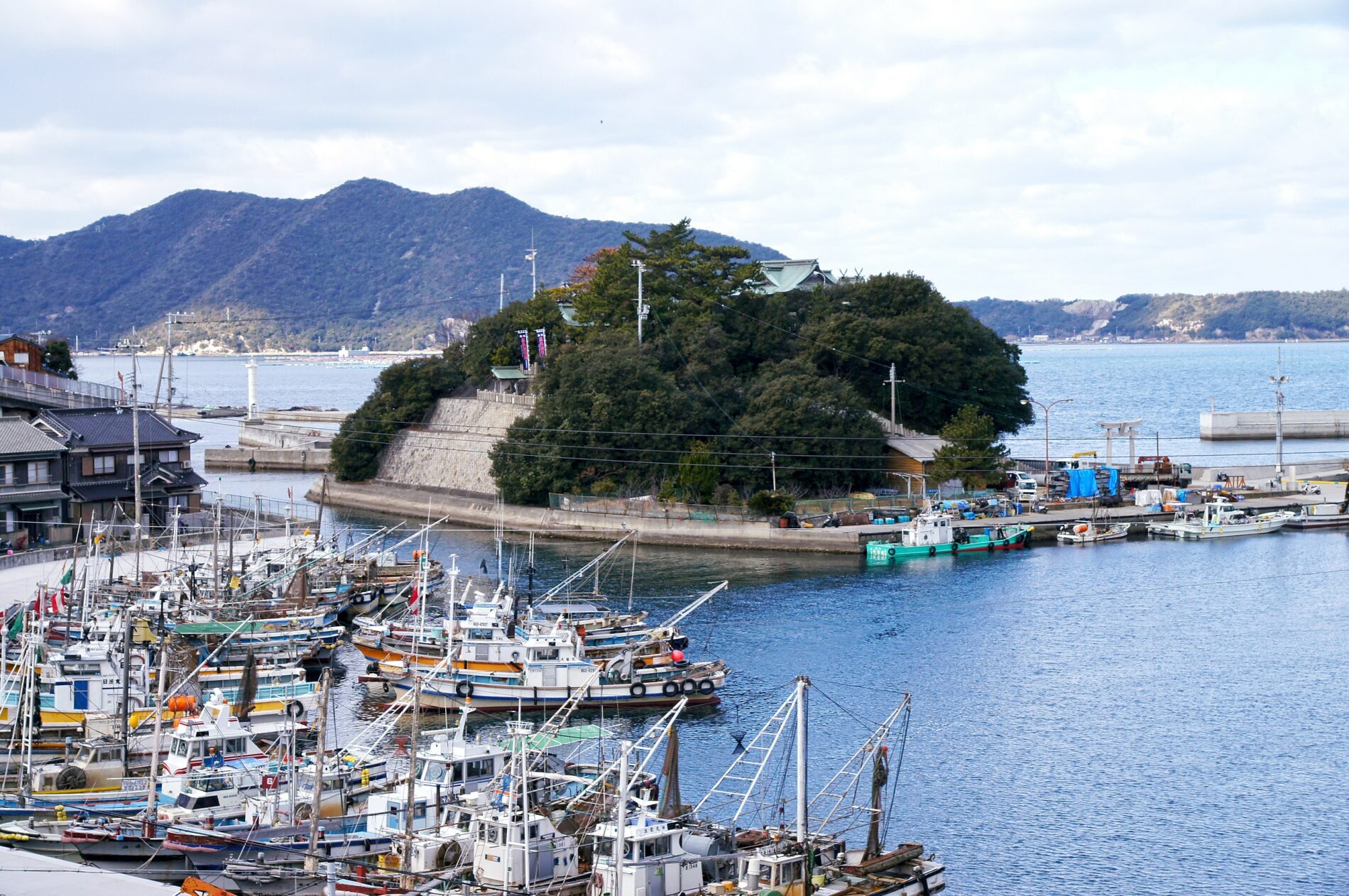 Schöner Ausblick auf Bozejima, einer der Ieshima-Inseln. (Foto: 663highland auf wikimedia commons https://commons.wikimedia.org/wiki/File:Bozeji-ato_Ieshima_Himeji_Hyogo_pref_Japan01n.jpg, CC BY-SA 3.0)
