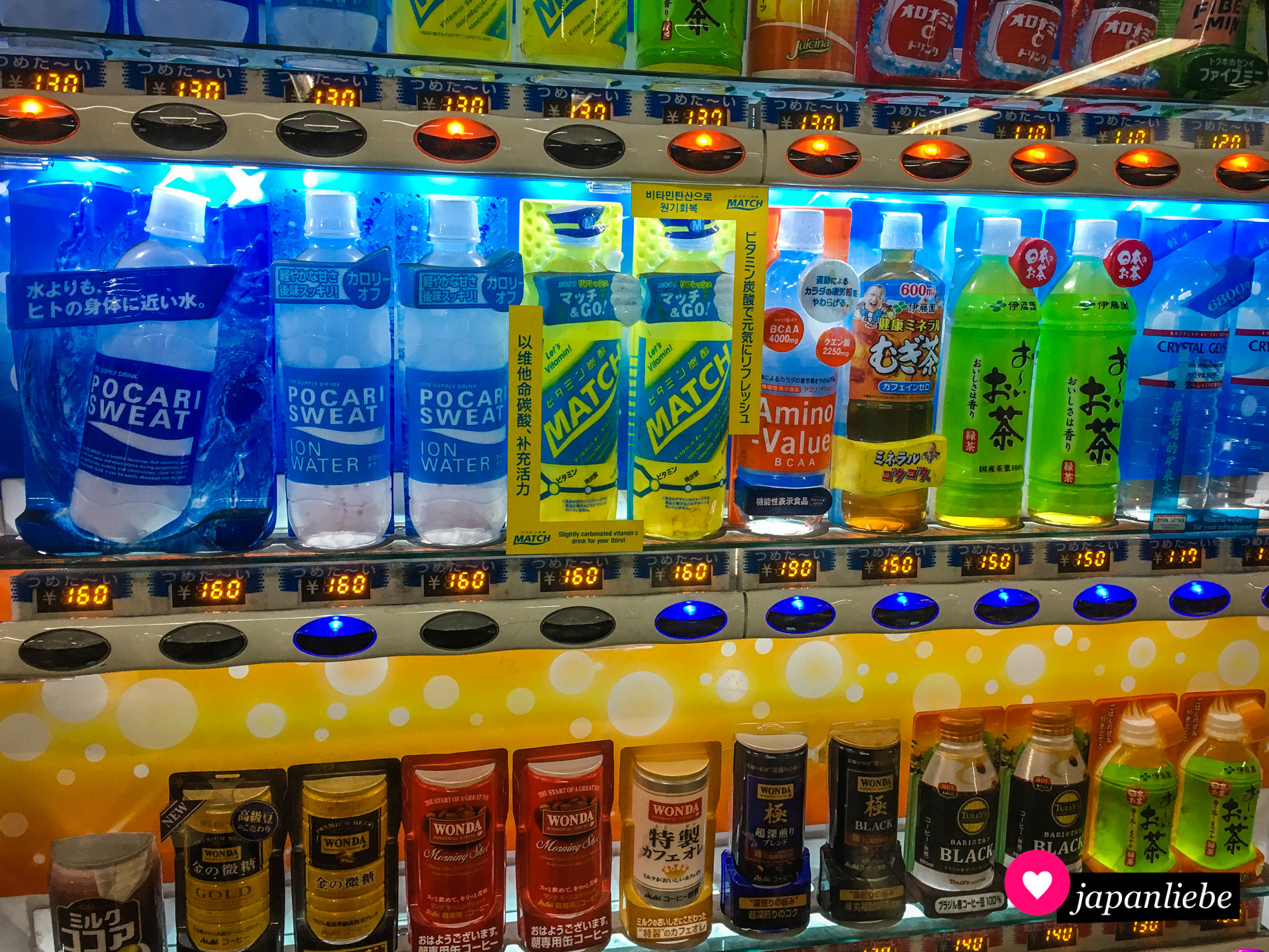 Ein Getränkeautomat mit Pocari Sweat in unterschiedlichen Ausführungen.