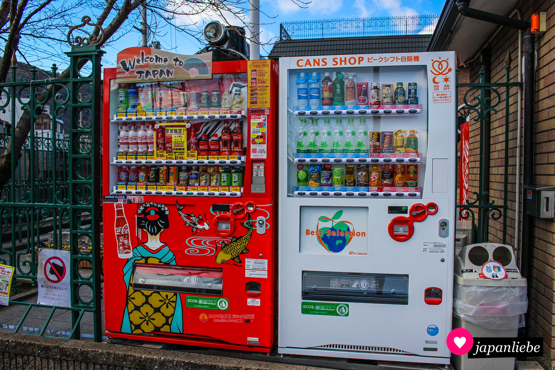 Hübscher Getränkeautomat mit Karpfen- und Geishadesign in Arashiyama, Kyōto.