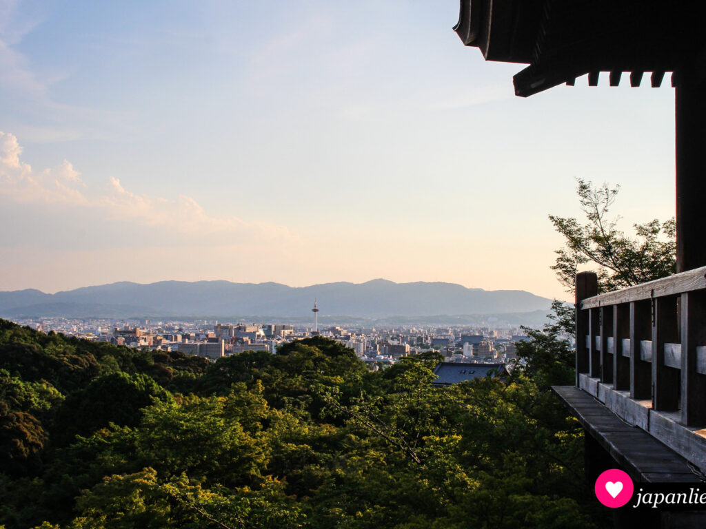 Der einmalige Ausblick von der Terrasse des Kiyomizu-dera über Kyōto.
