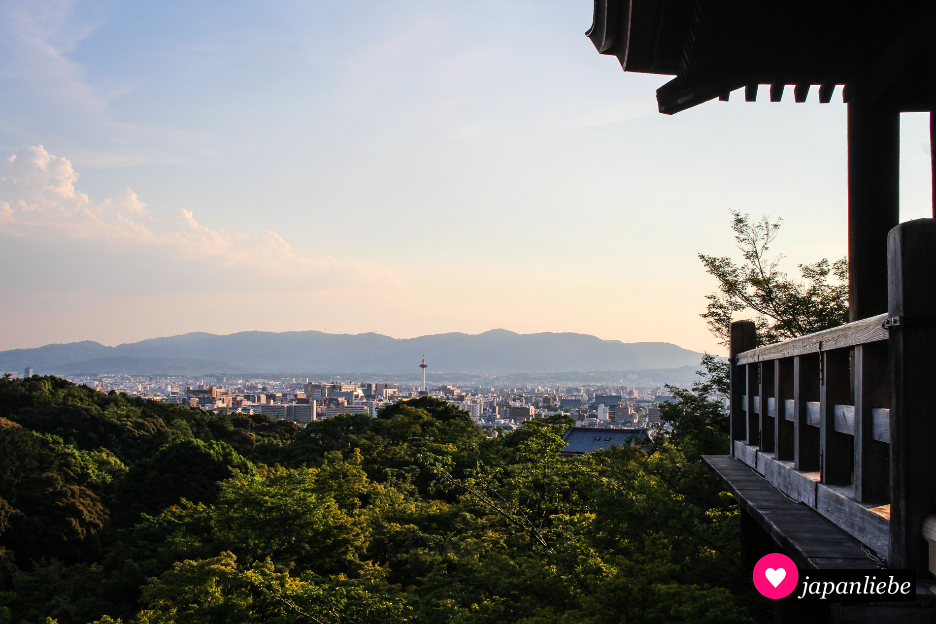 Der einmalige Ausblick von der Terrasse des Kiyomizu-dera über Kyōto.