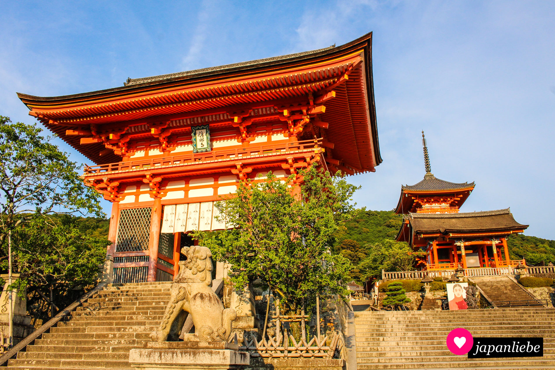 Schon der Weg zum Kiyomizu-dera macht Spaß, da sich auf dem Gelände viele weitere schöne Gebäude befinden. Zum Beispiel das Niō-mon-Tor und die Koyasunoto-Pagode.