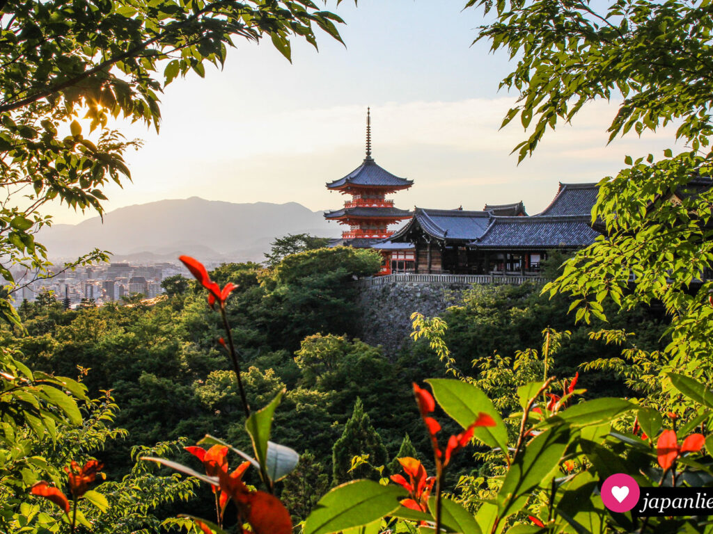 Wunderschöner Blick auf den Kiyomizu-dera und die Koyasunoto-Pagode.