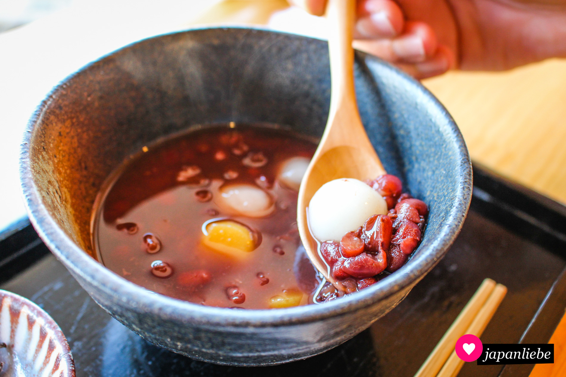 Eine traditionell japanische Nachspeise ist diese Suppe aus roten Adzuki-Bohnen mit Mochi-Reiskuchen als Einlage.