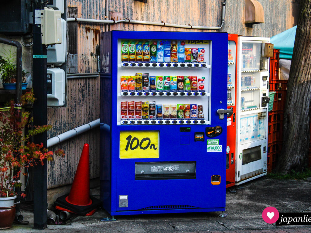 Für nur 100 Yen pro Flasche kann man sich an diesem Getränkeautomaten in Toyokawa eine Erfrischung ziehen.