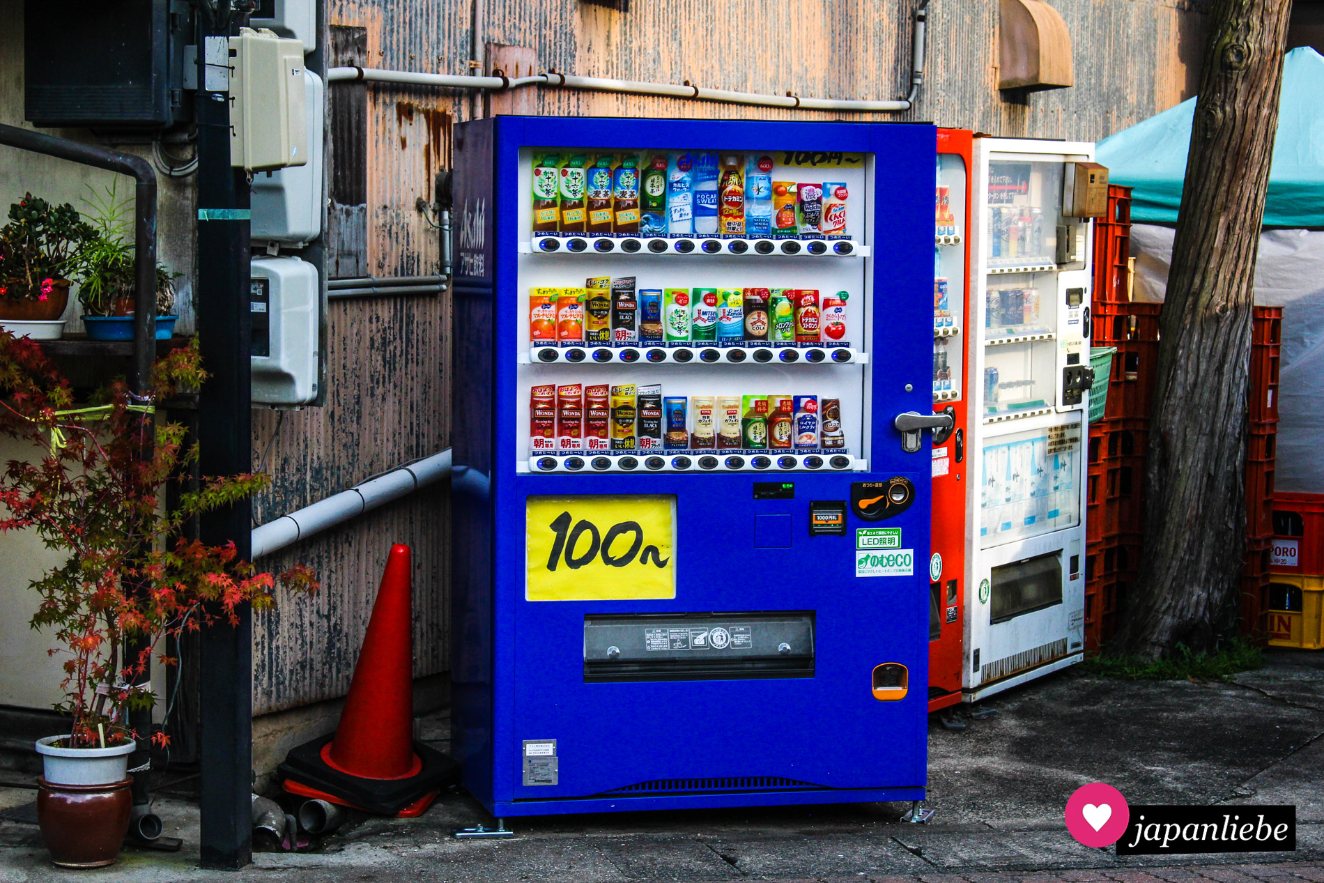 Für nur 100 Yen pro Flasche kann man sich an diesem Getränkeautomaten in Toyokawa eine Erfrischung ziehen.