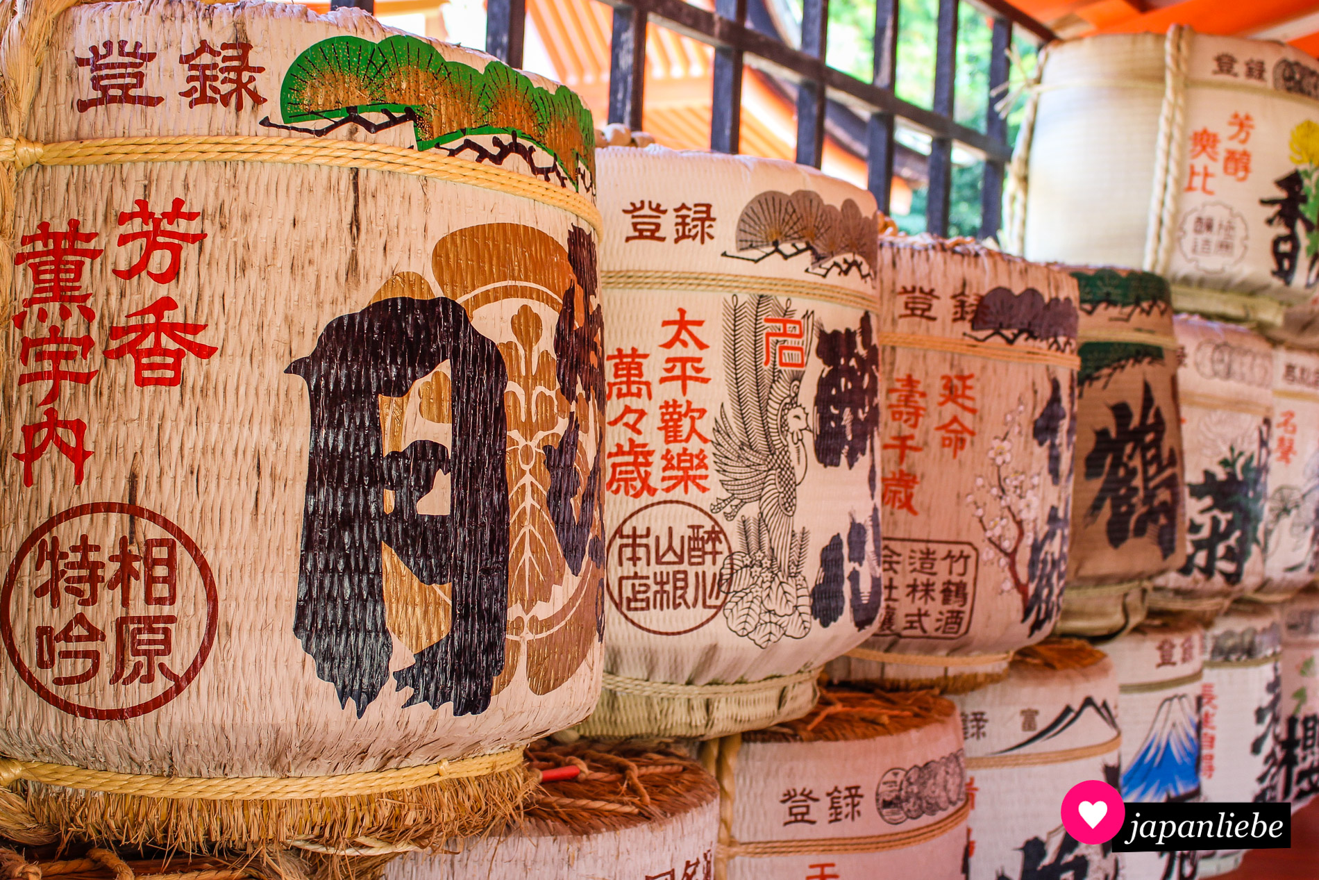 Leere Zier-Sakefässer zu ehren der Göttinnen des Itsukushima-Schreins auf Miyajima.