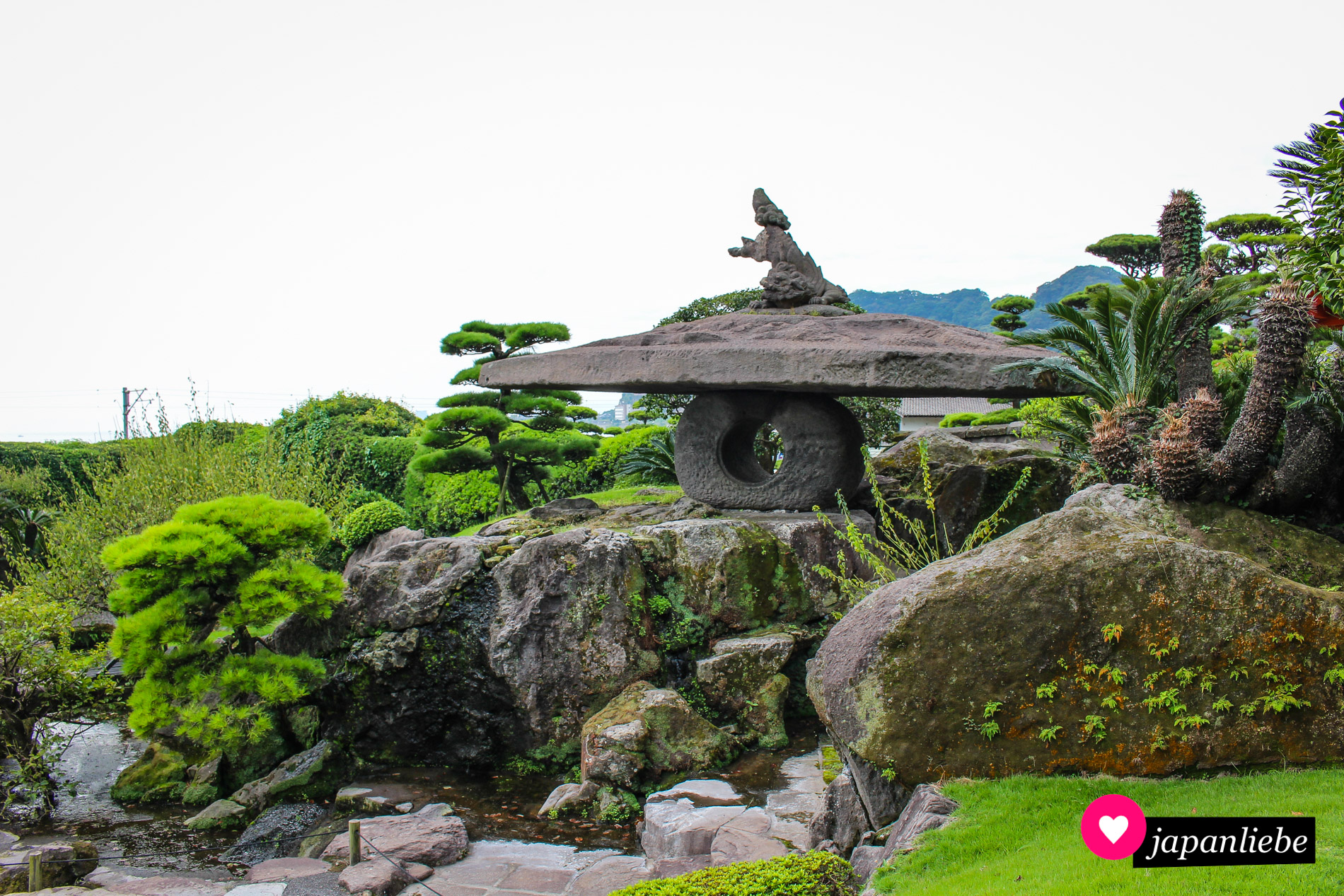 Eine Steinlaterne im Sengan-en-Garten in Kagoshima.