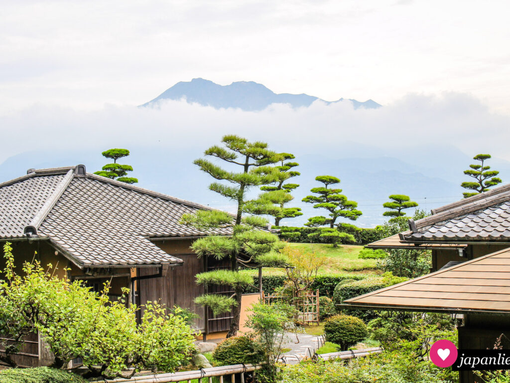 Blick aus dem Sengan-en-Garten hinüber zum Vulkan Sakurajima.