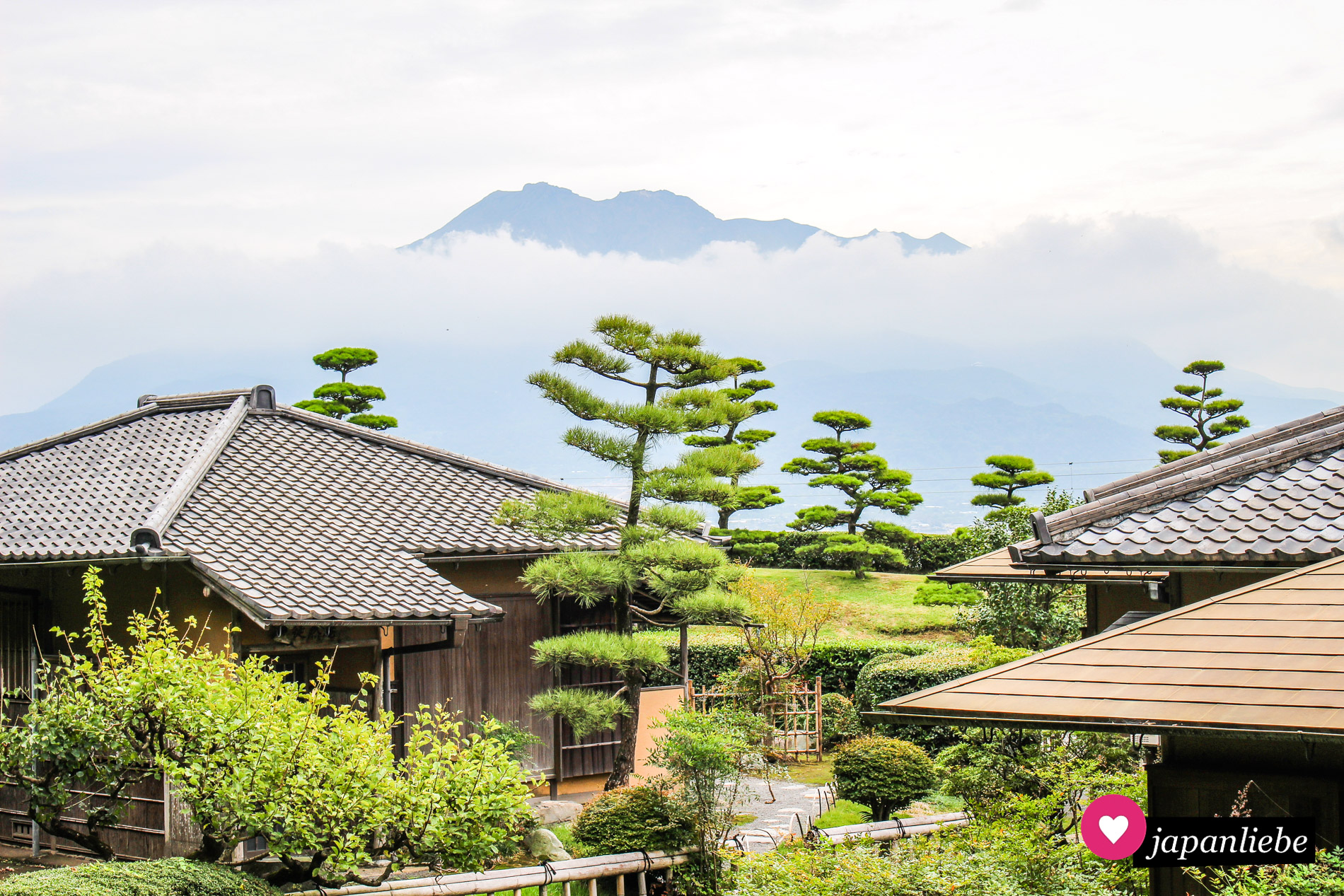 Blick aus dem Sengan-en-Garten hinüber zum Vulkan Sakurajima.
