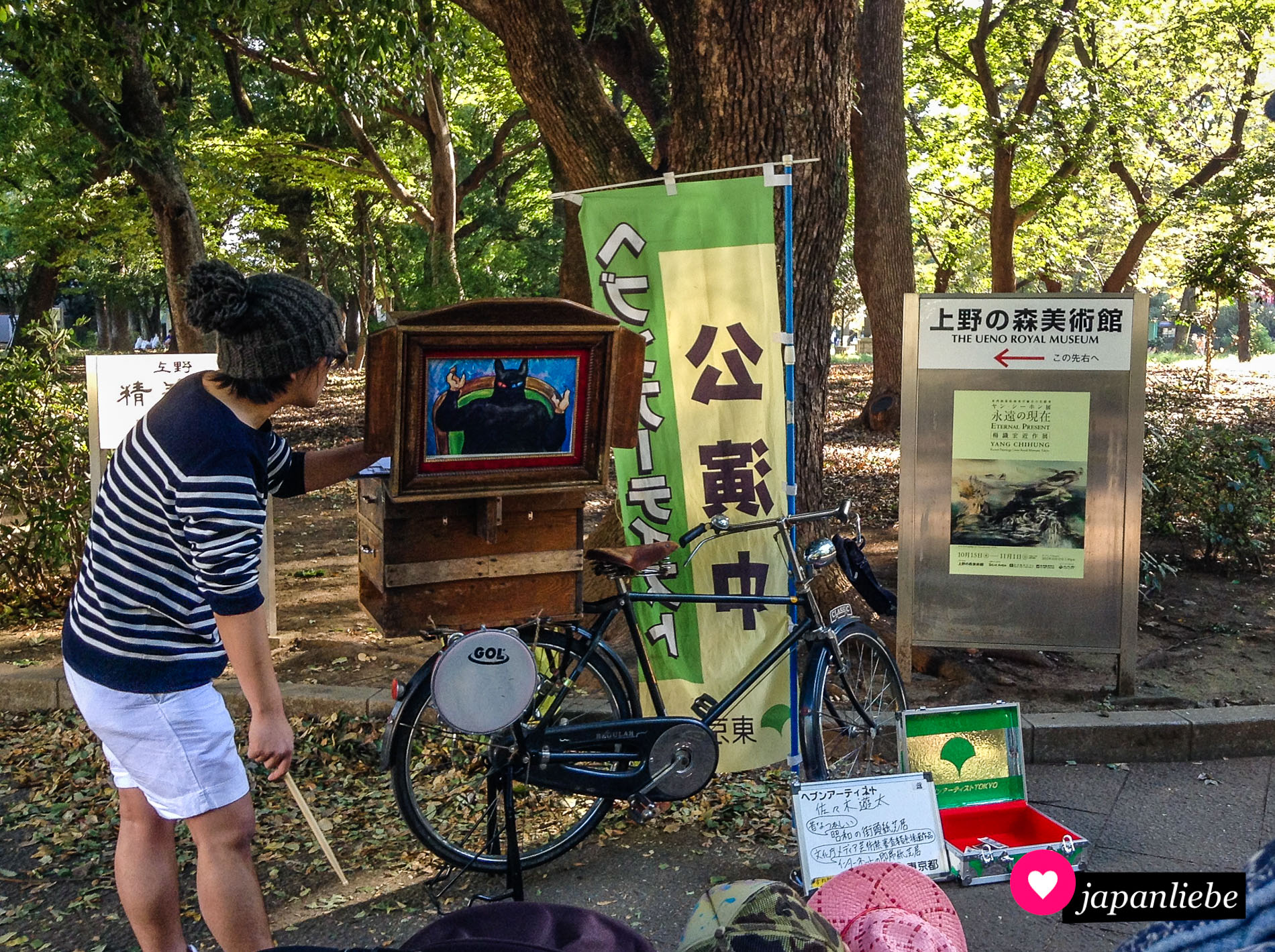 Ein moderner „kamishibai“-Erzähler führt vor Kindern ein Stück am Kiyomizu Kannon-dō-Tempel in Tōkyō auf.