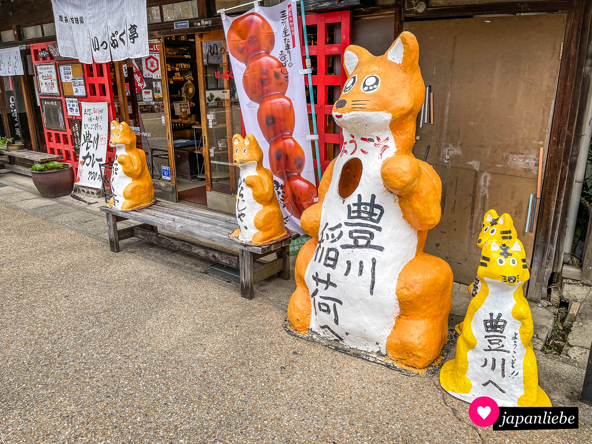 Überall in der Innenstadt von Toyokawa sind Fuchsfiguren verteilt.