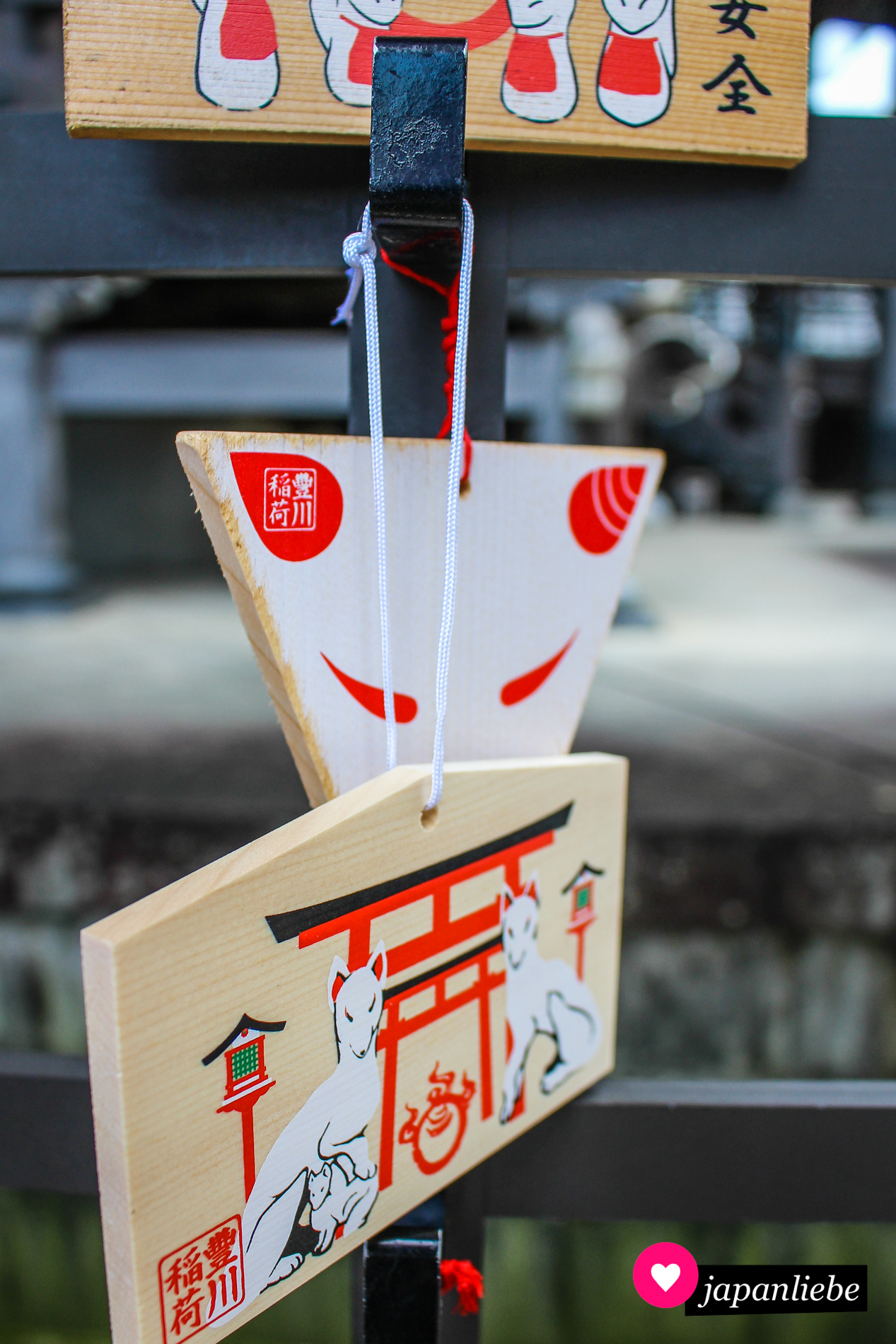 Unterschiedliche Fuchs-"ema"-Votivtafeln am Toyokawa-Inari-Tempel.