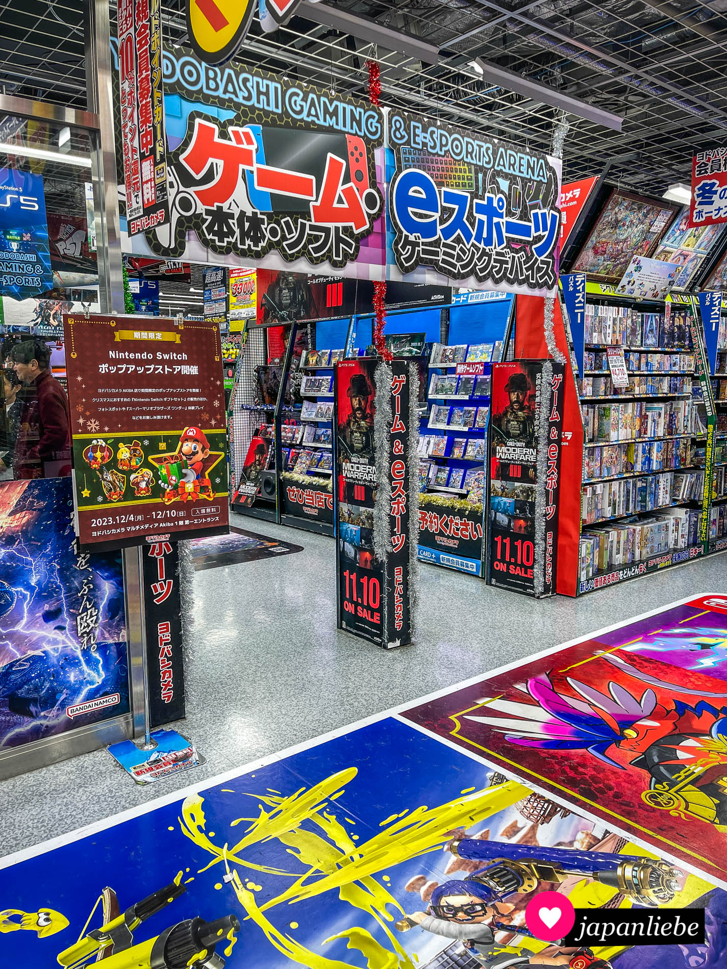 Große Nintendo-Bodensticker zieren den Eingangsbereich zur Videospiel-Area.
