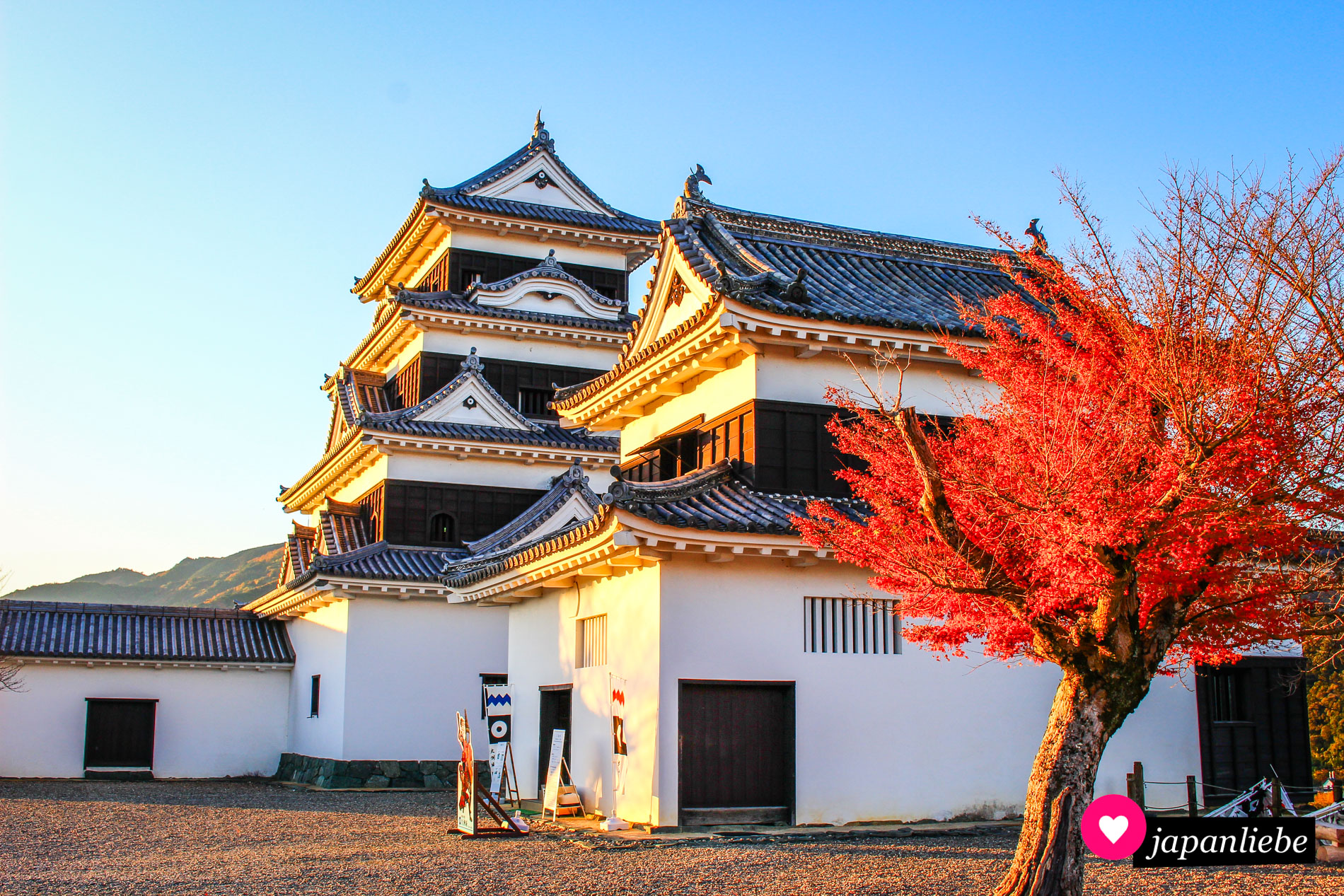Zur goldenen Stunde im Herbst ist das Licht an Burg Ōzu besonders schön.