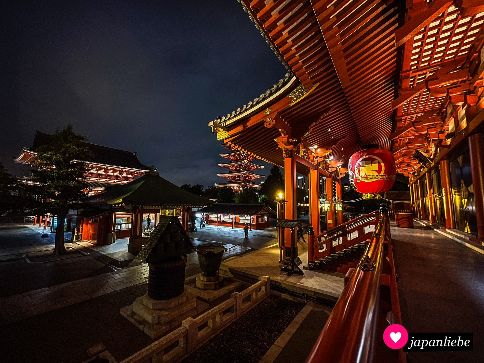 Bei einem Abendspaziergang kommen die beleuchteten Gebäude des Sensō-ji-Tempels erst so richtig zur Geltung.