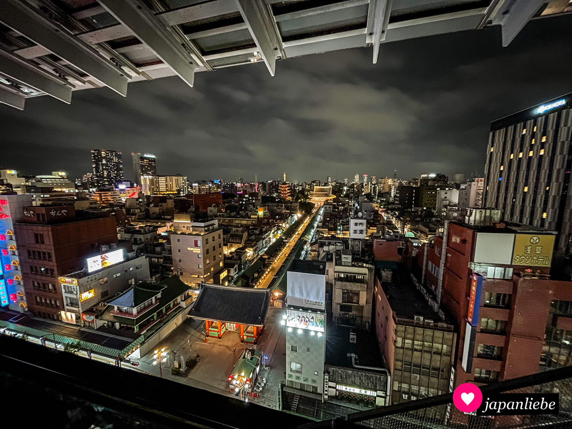 Blick von der kostenlosen Aussichtsplattform des Asakusa Culture Tourist Information Centers auf Donnertor, Nakamise-dōri, Tempel und Pagode.