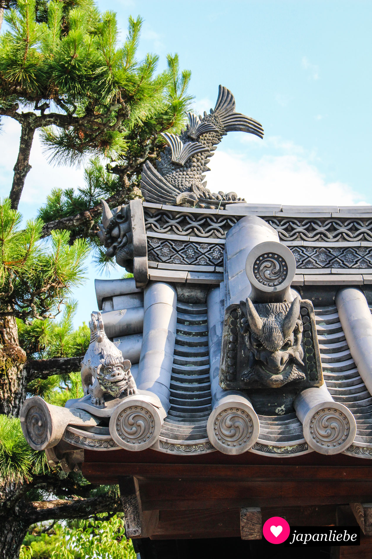 Es lassen sich auf dem Gelände des Hōryū-ji jede Menge Details entdecken, zum Beispiel diese reich verzierten „onigawara“-Dachziegel.