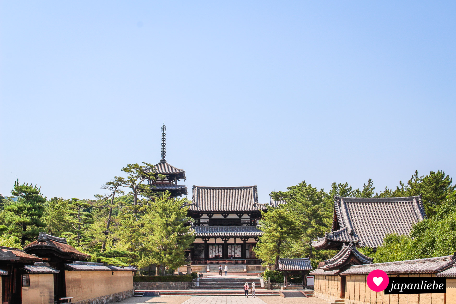 Wie ein Postkartenmotiv liegt der Hōryū-ji-Tempel vor einem, wenn man sich aus Richtung Süden darauf zubewegt.