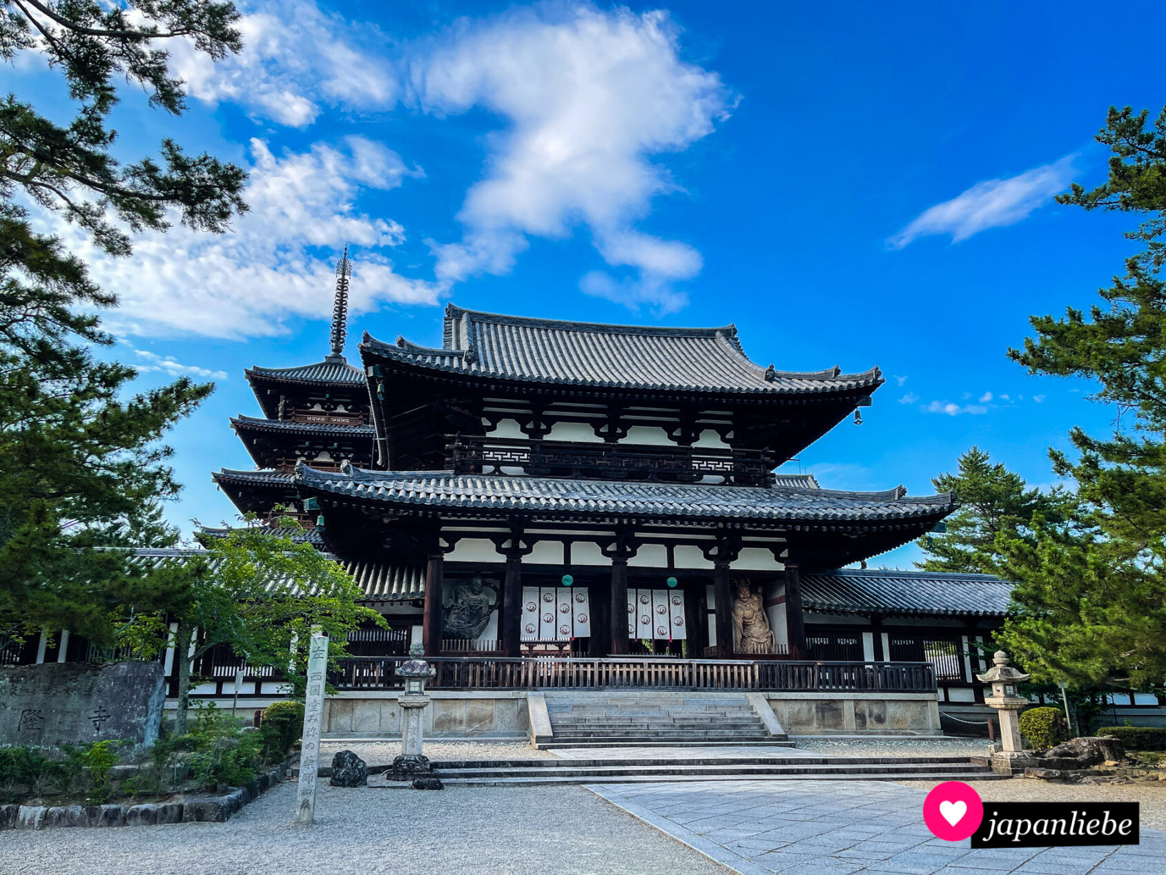 Das südliche Tor und die fünfstöckige Pagode des Hōryū-ji-Tempels.