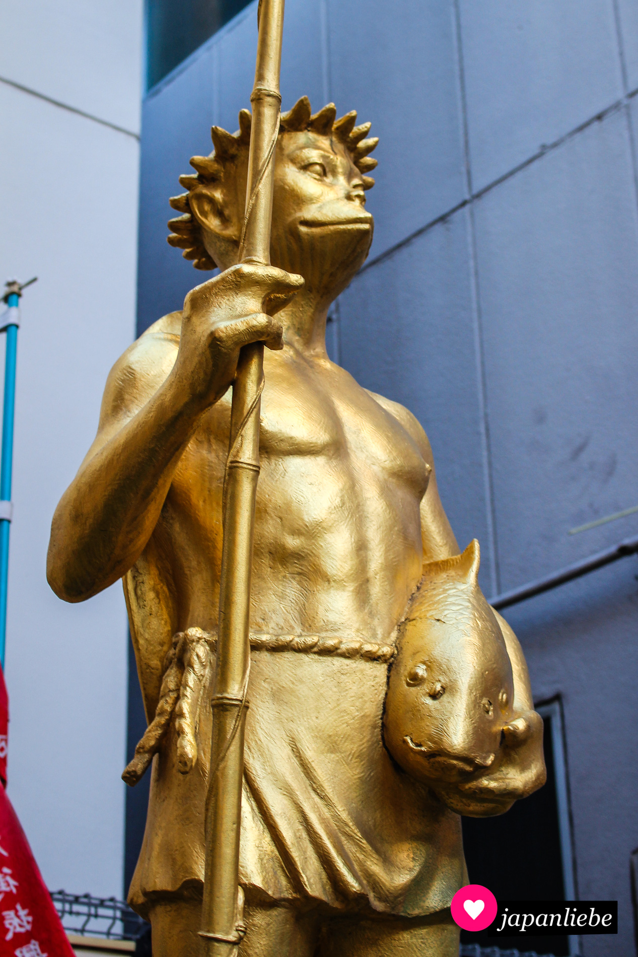 Wenn du die Kappabashi-dōri-Straße in Tōkyō besuchst, stößt du auf diese goldene Statue eines „kappa“-Flußdämons, welcher der Straße als Maskottchen dient.