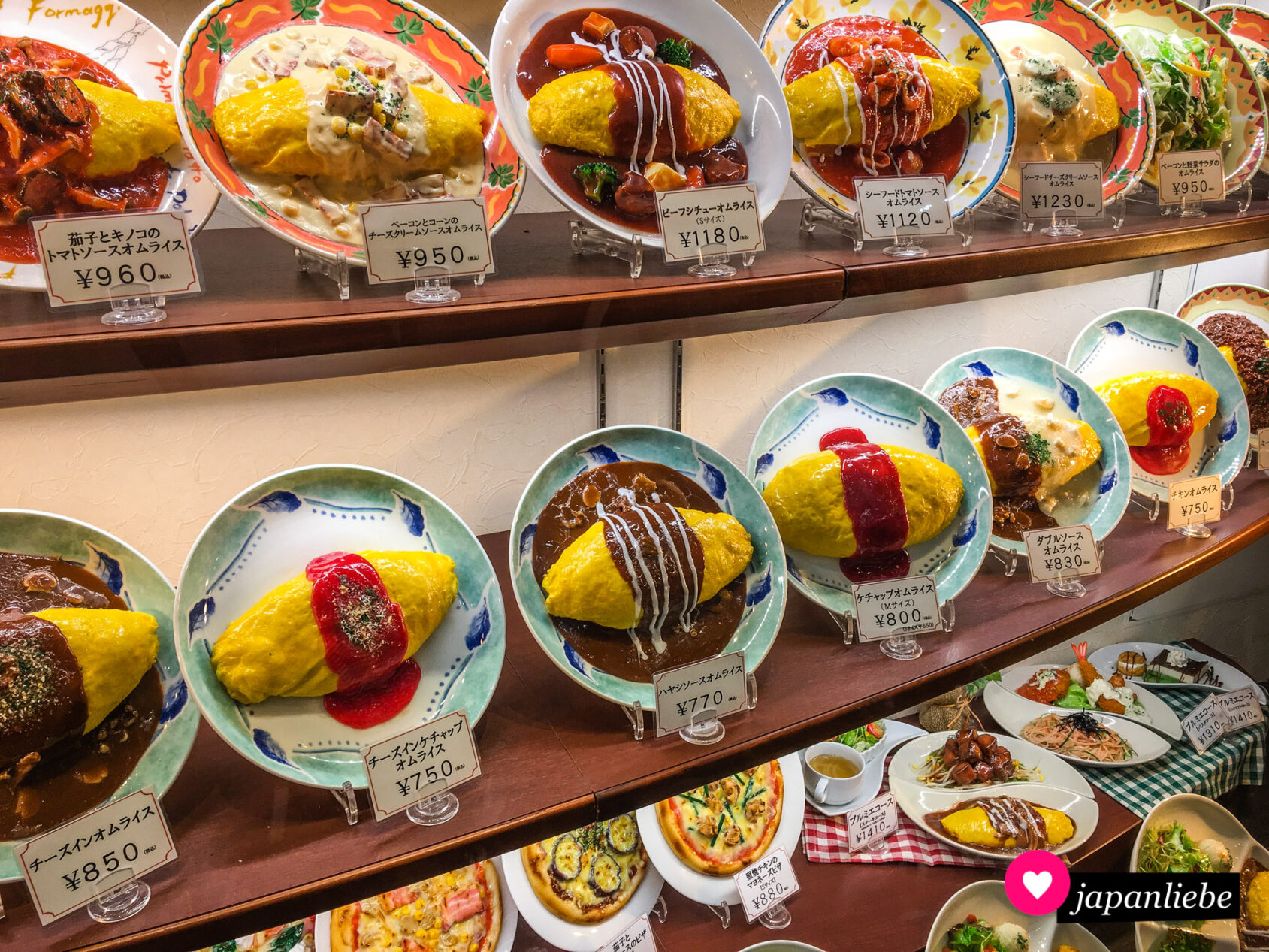Die Auslage eines japanischen Omuraisu-Restaurants für japanisches Omelette um Reis.