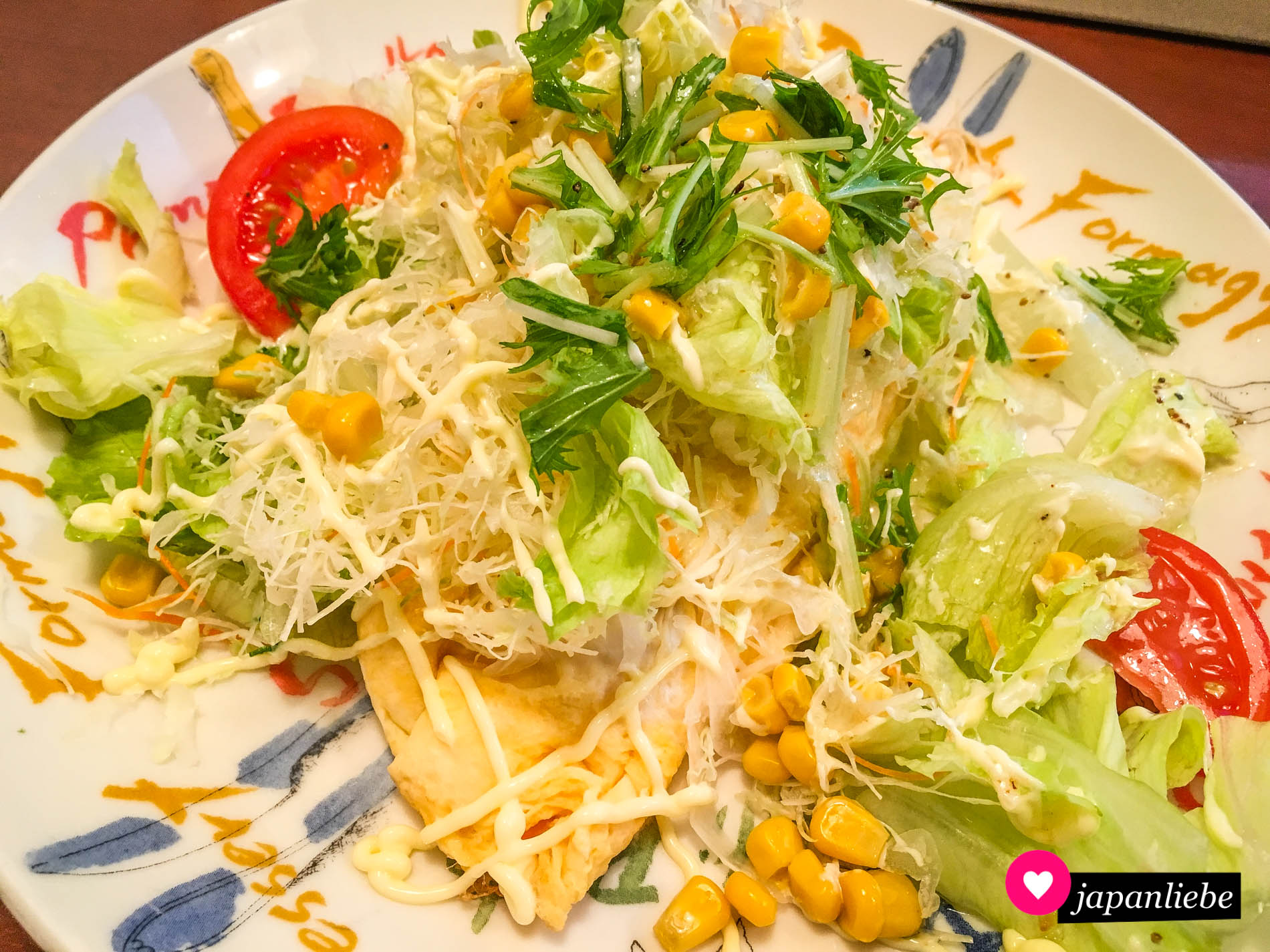 Unter dieser Salatvariante mit Mayo verschwindet das Omuraisu-Omelette förmlich.
