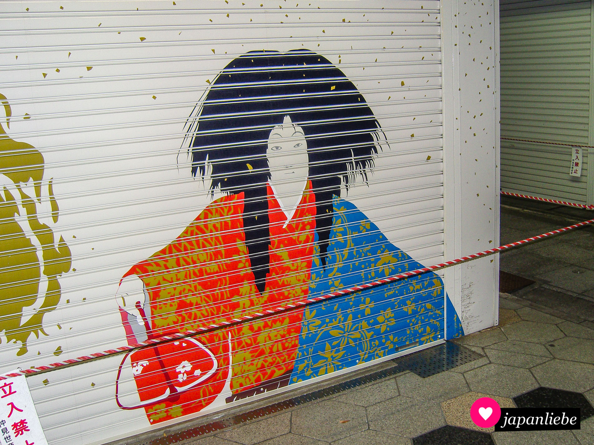 Alle Bilder auf den Rollläden der Nakamise-Straße in Asakusa entstanden unter Federführung eines Künstlers.