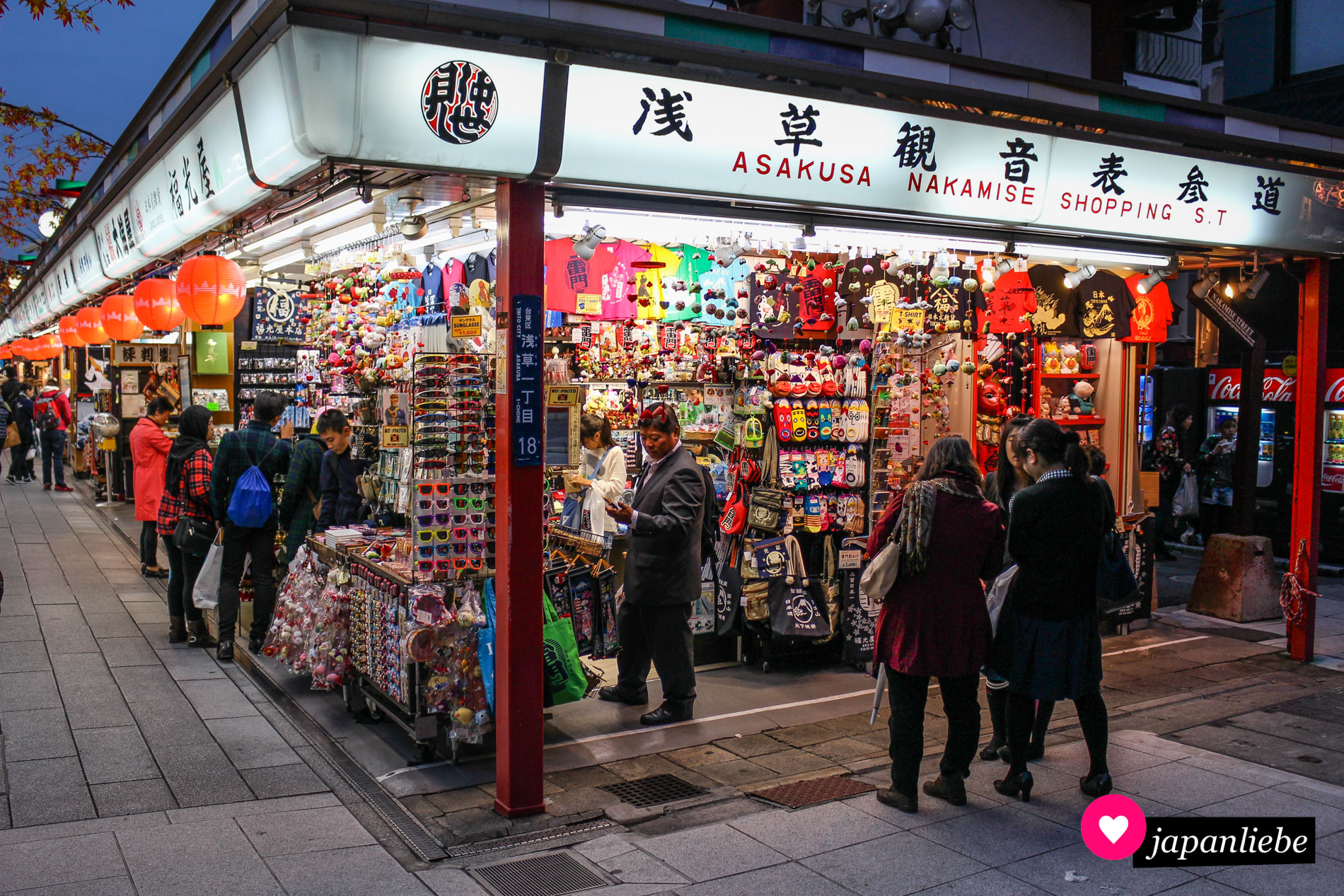 Im Herbst, wenn es früh dunkel wird, kann man abends in den beleuchteten Geschäften der Nakamise-dōri einkaufen.