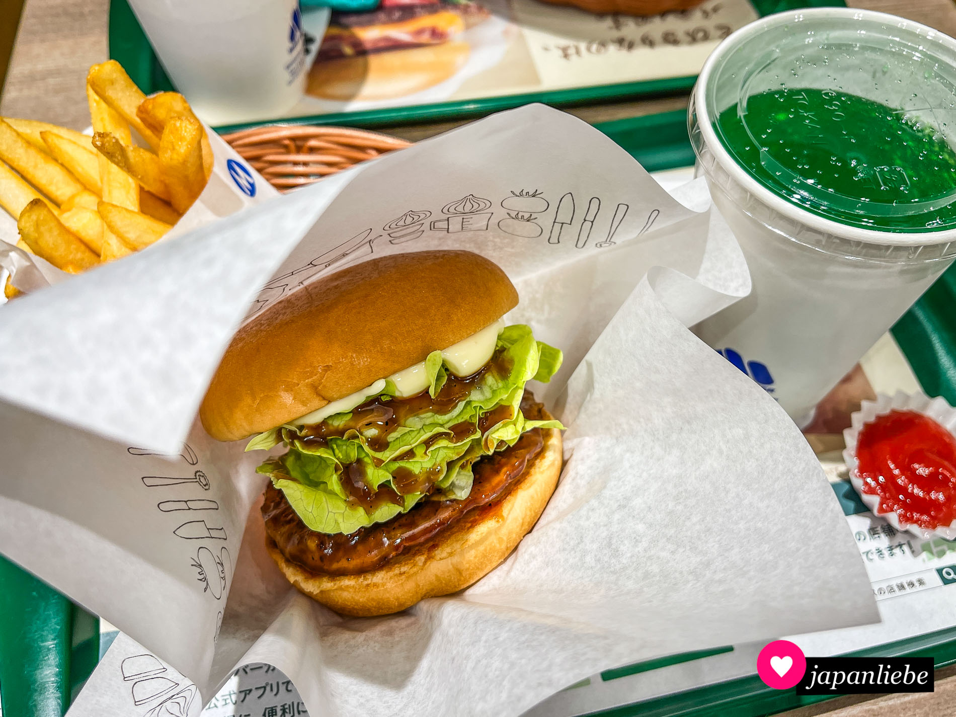 Ein typisches Essen bei Mos Burger für mich: Teriyaki Burger, Pommes und Melon Soda.