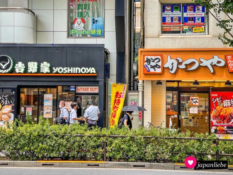 Zwei japanische Fast-Food-Restaurants nebeneinander in Akihabara.
